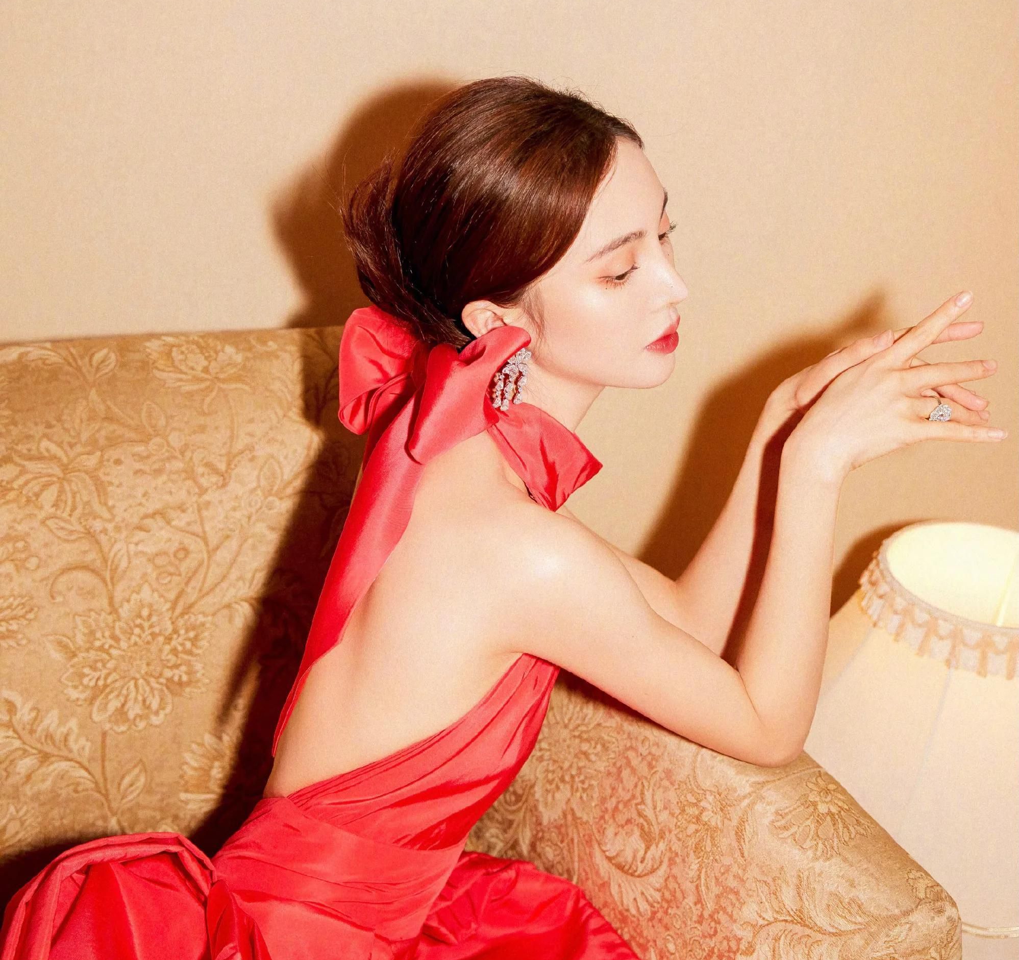 金晨红毯造型,颇为明艳高贵气质,优雅迷人!