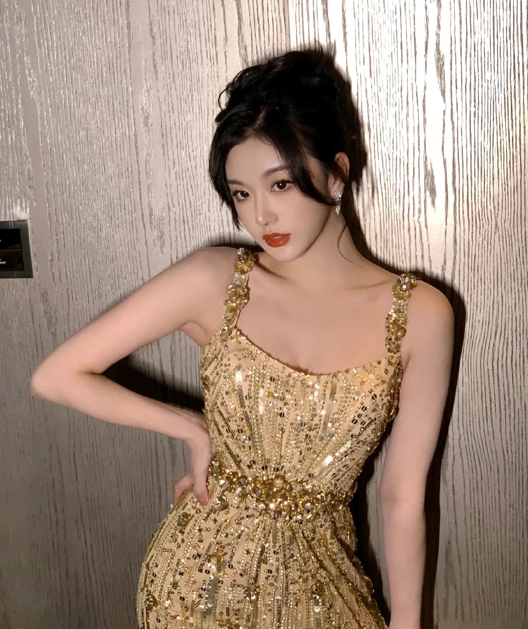 孔雪儿金色鎏金裙造型,华丽璀璨,楚楚动人!_高清图集_新浪网