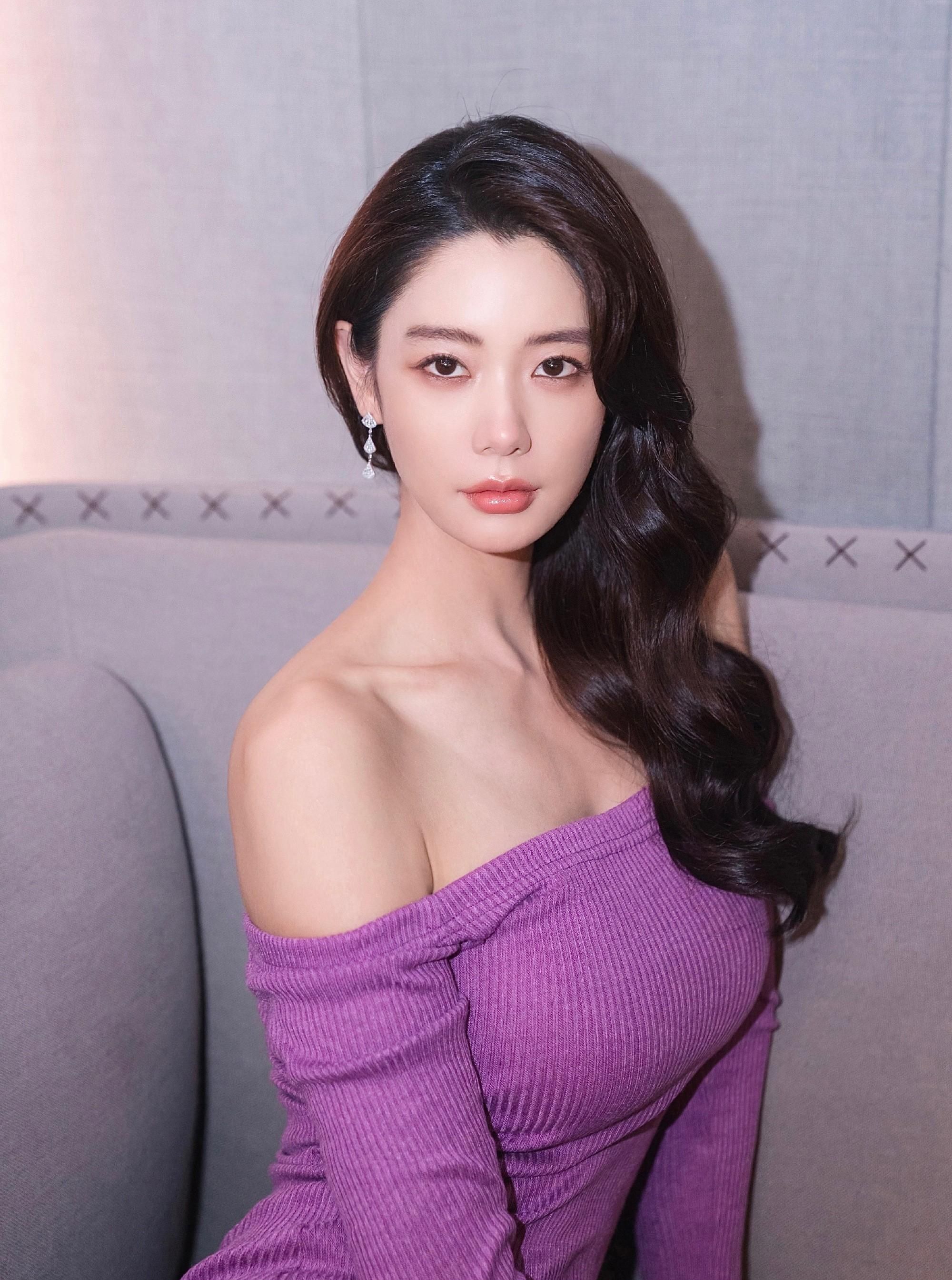 李成敏紫色一字肩,皮肤白皙,楚楚动人!