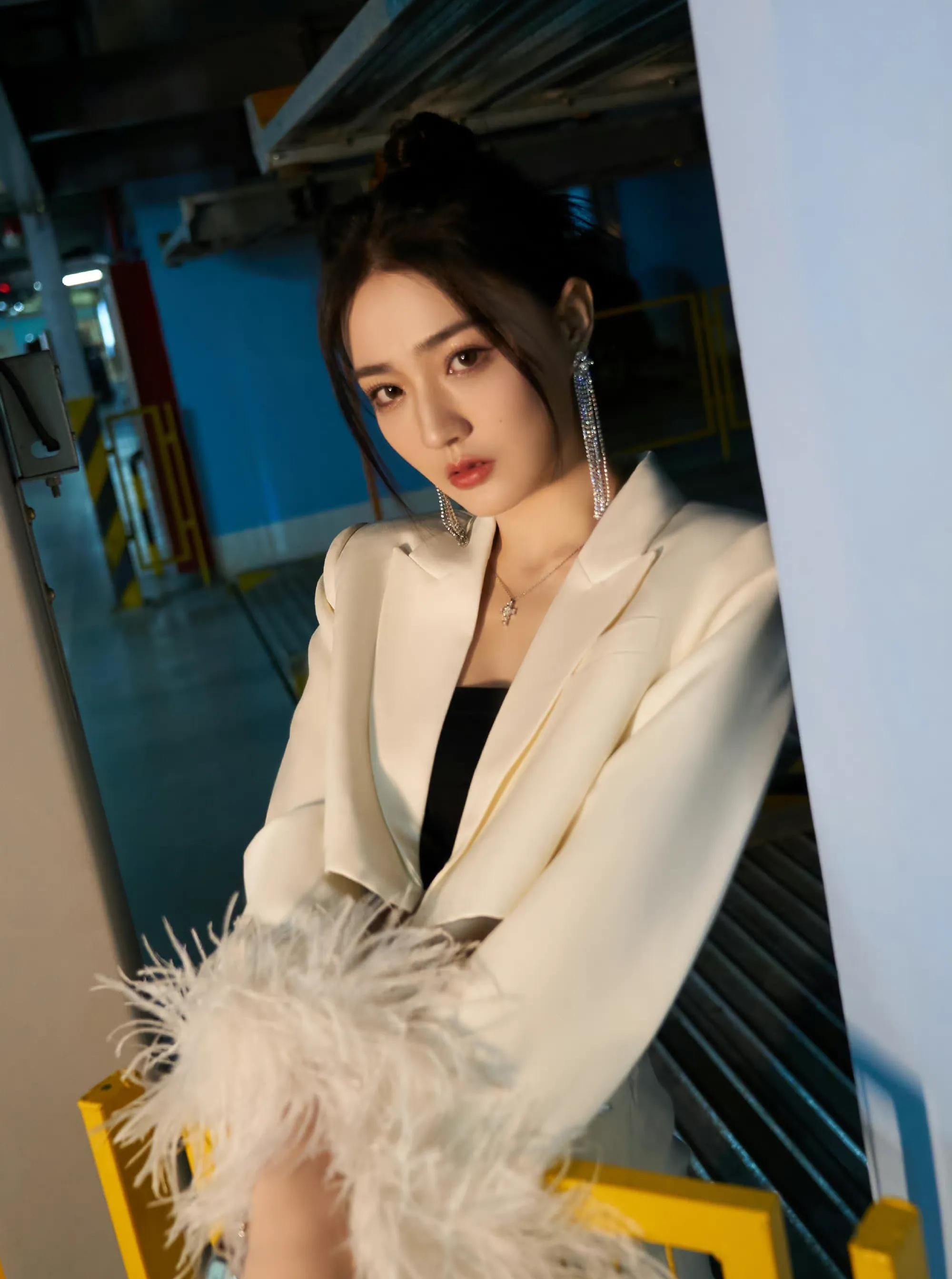 徐璐穿白色超短西装秀马甲线,酷飒不羁,惊艳迷人!