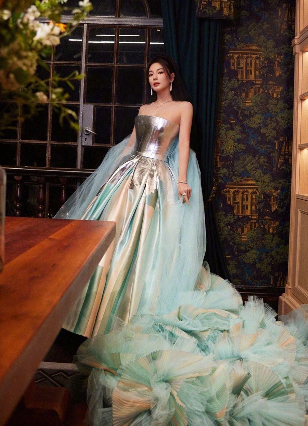 张雨绮薄纱大裙摆礼服写真,端庄典雅,明艳动人!_高清图集_新浪网