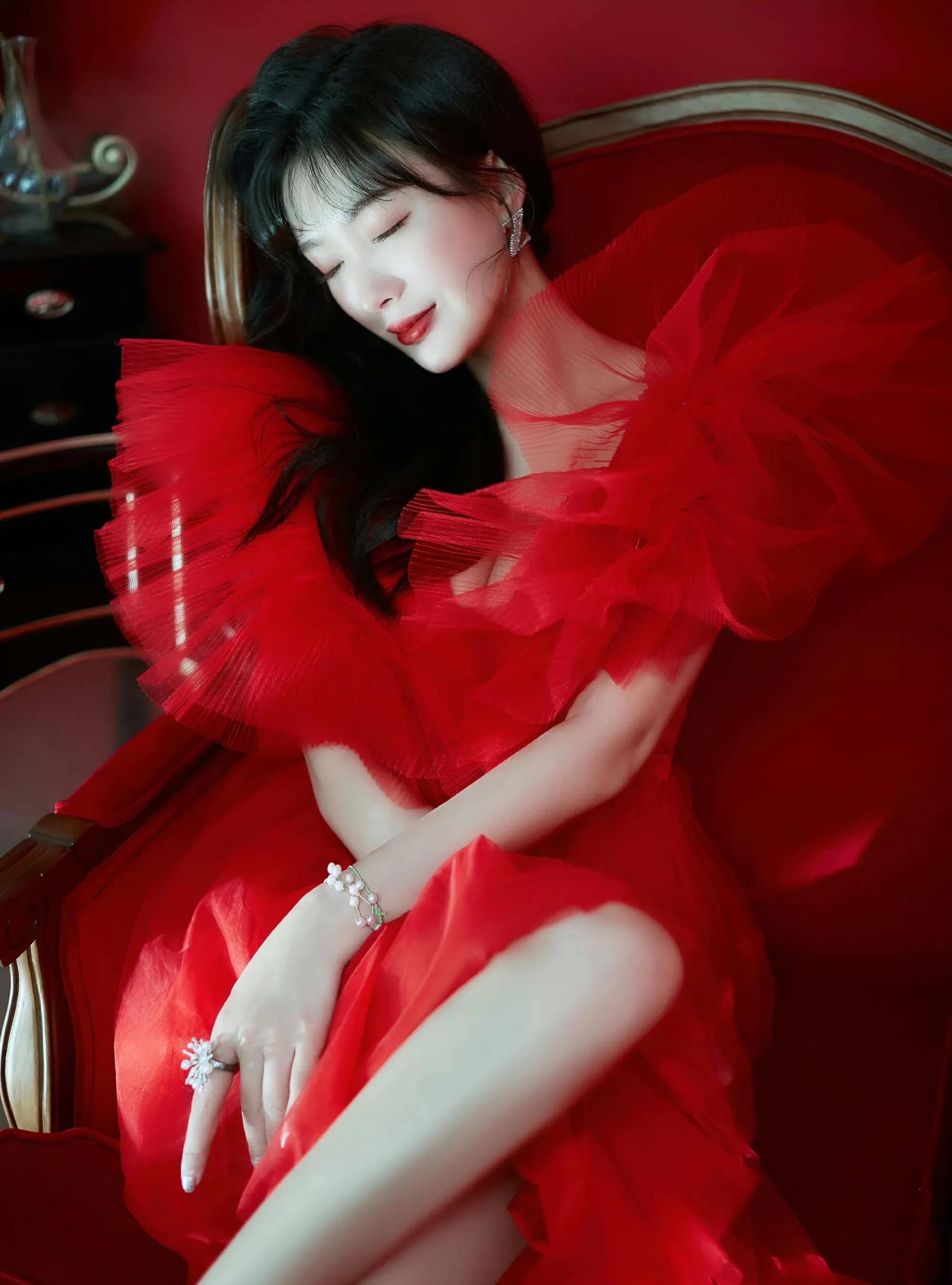 王李丹妮，穿红色裙子，时尚俏丽，楚楚动人！