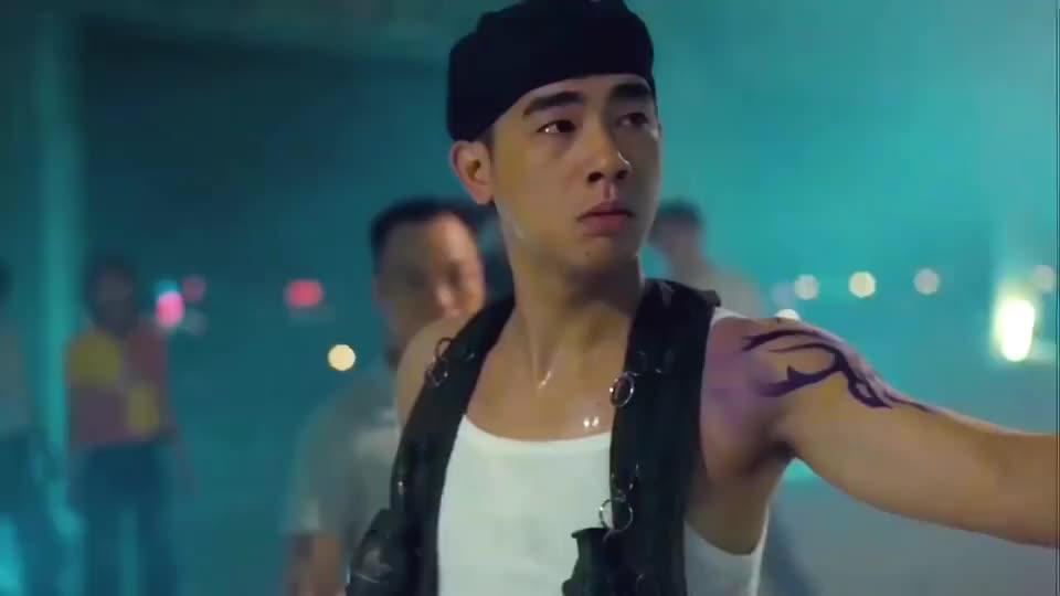 古惑仔:山鸡背满手雷,为救陈浩南,要和乌鸦同归于尽!