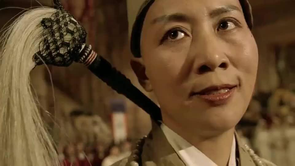 灭绝师太小看张无忌,不料张无忌使出乾坤大挪移,重新夺回倚天剑