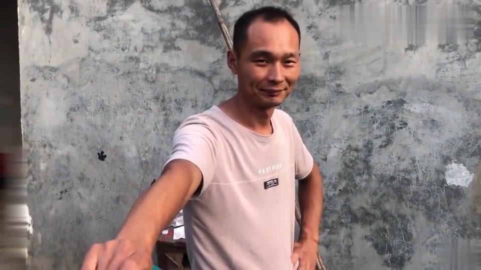 小伙被骗入局 为您推荐: 农村小伙打工3年回家,却看到女友被小混混