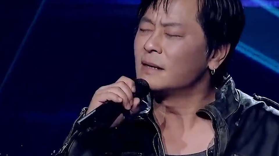 云里去风里来带着一身的尘埃,心也伤情也冷谁在乎《英雄泪》