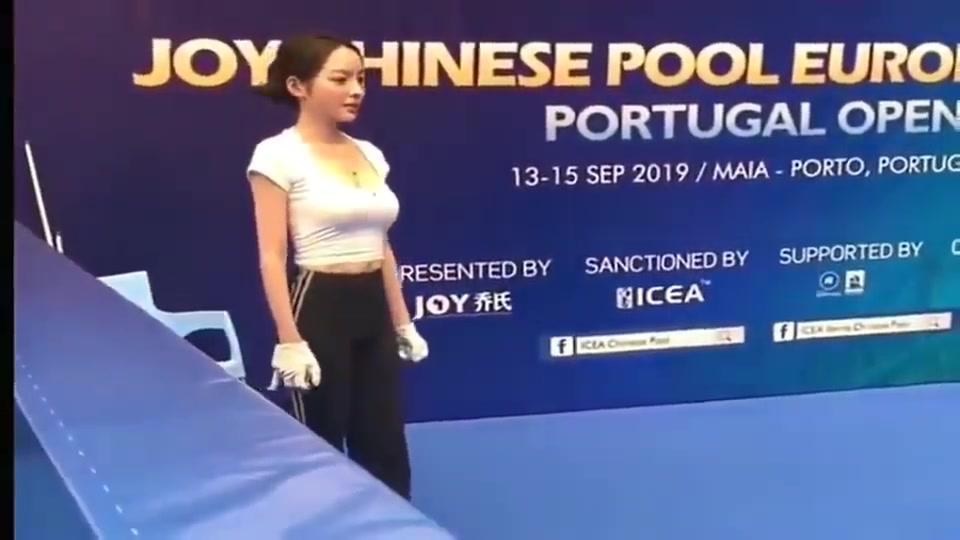 台球美女裁判王钟瑶,值裁现场视频,真是赛场上一道靓丽的风景线