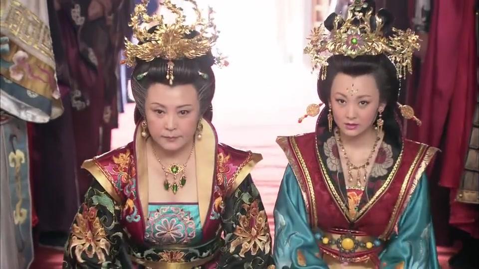 薛平贵与王宝钏:夫人不让宝钏搀扶,你现在是皇后,我不敢