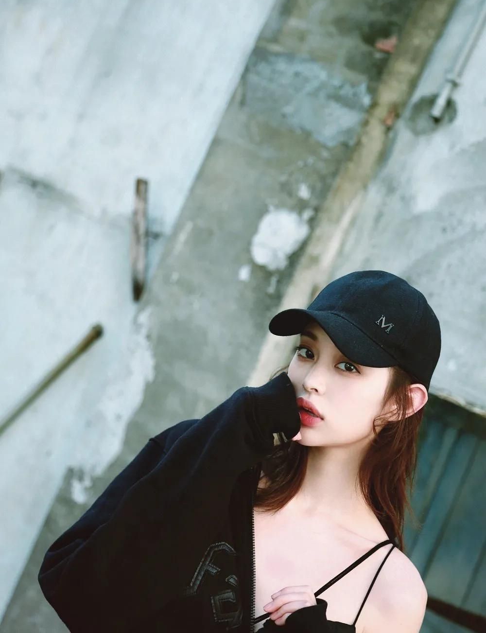 盖玥希身着热裤,尽显美腿笔直修长,楚楚动人!_高清图集_新浪网