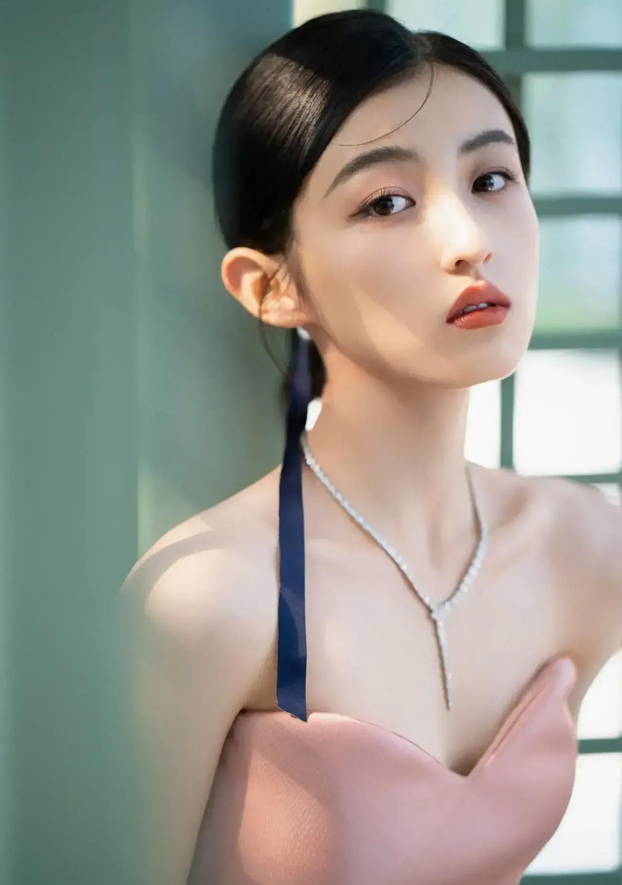 张子枫穿抹胸裙子,青春靓丽,美艳动人!