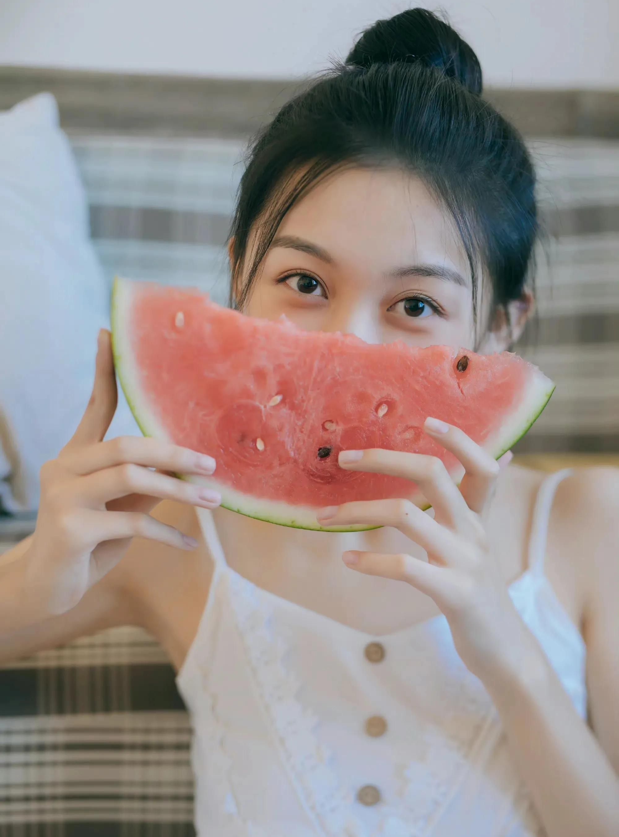 曲芷含和西瓜的美照,甜美可爱,清纯可人!_高清图集_新浪网