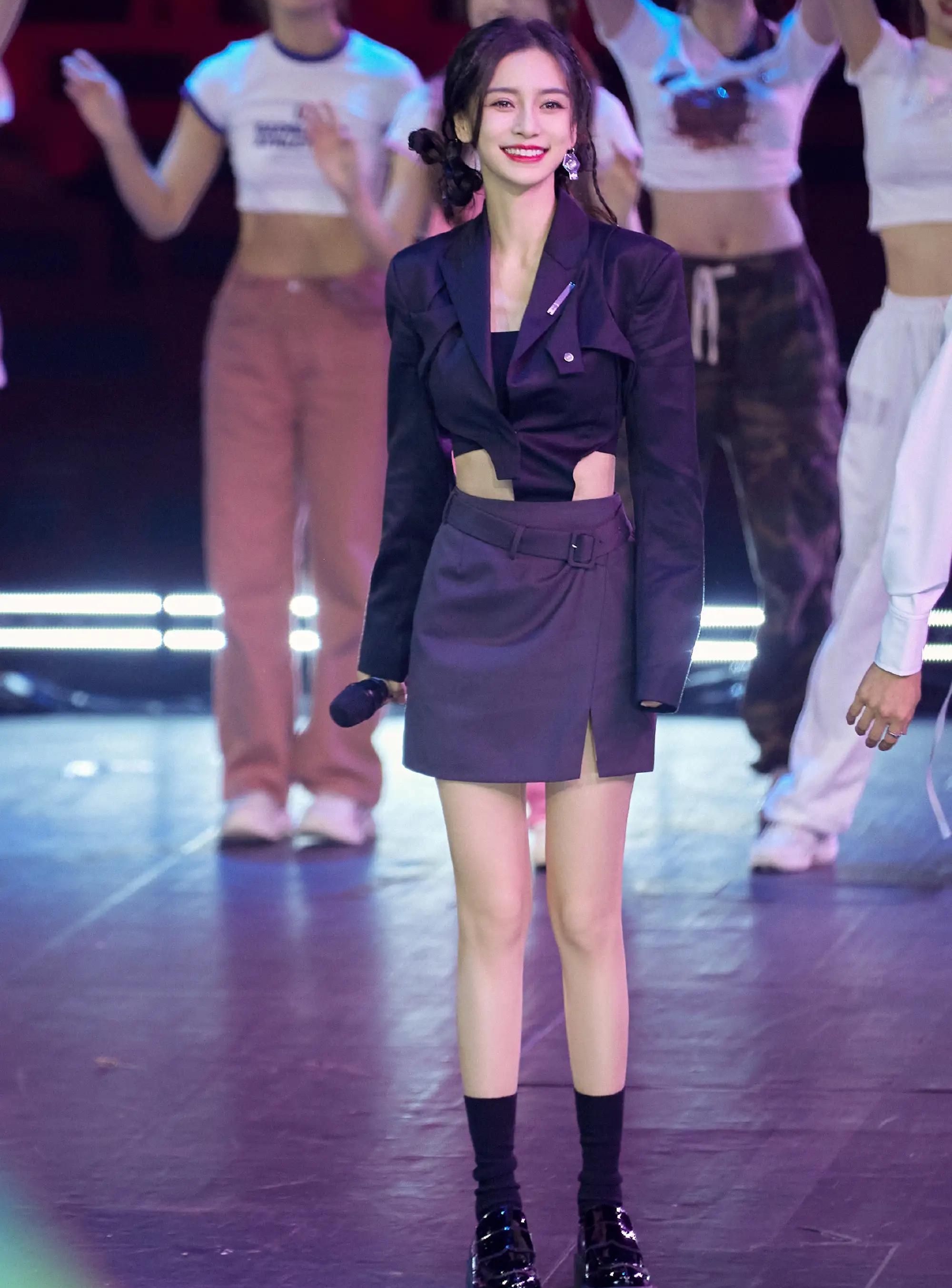 杨颖舞台上,娇艳如花,时尚魅力!__财经头条