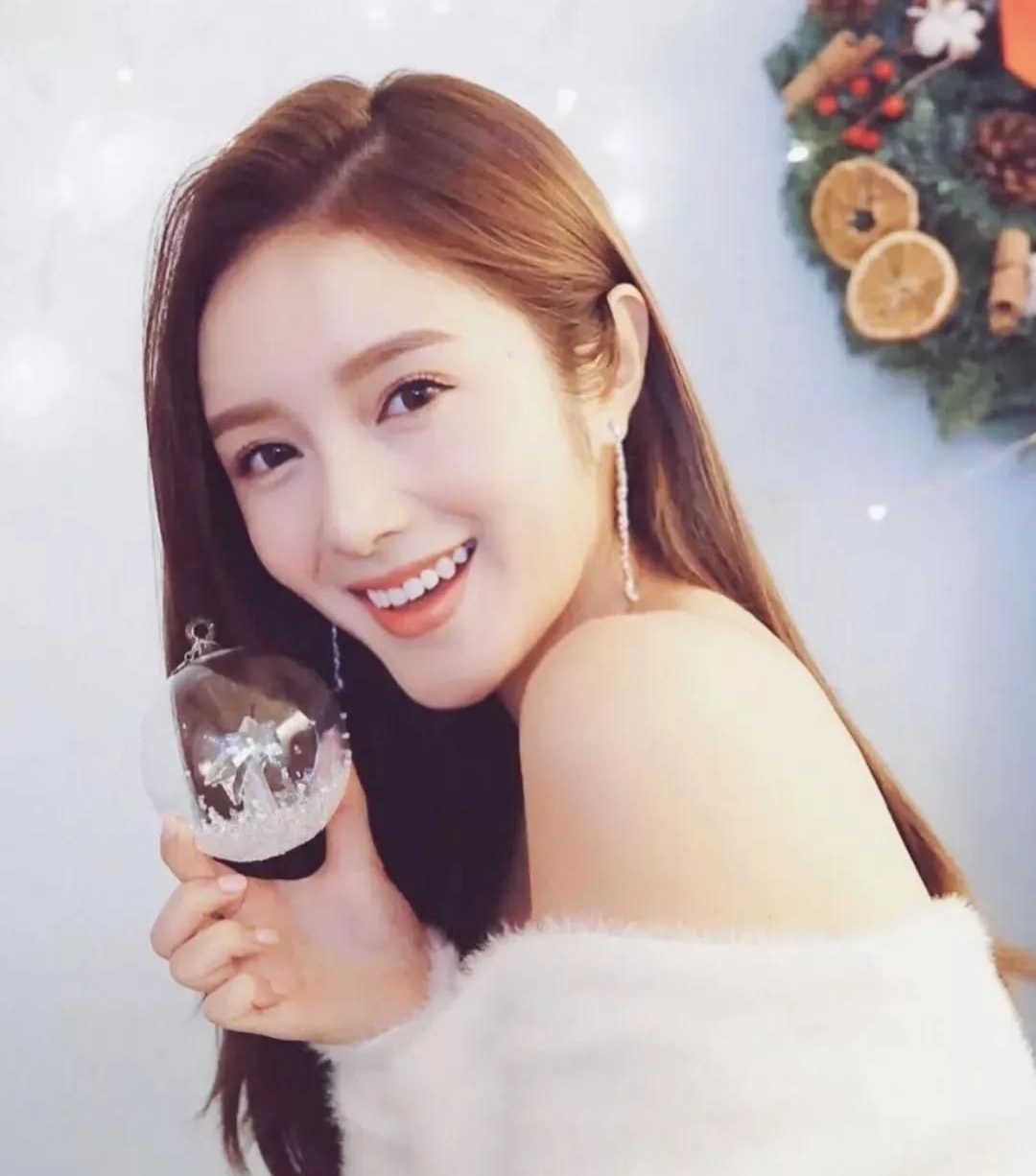 邝洁楹的惊艳美照,肌肤白皙,楚楚动人!__财经头条