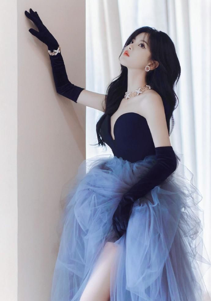 杨超越露背照线条清晰皮肤白皙娇俏可人