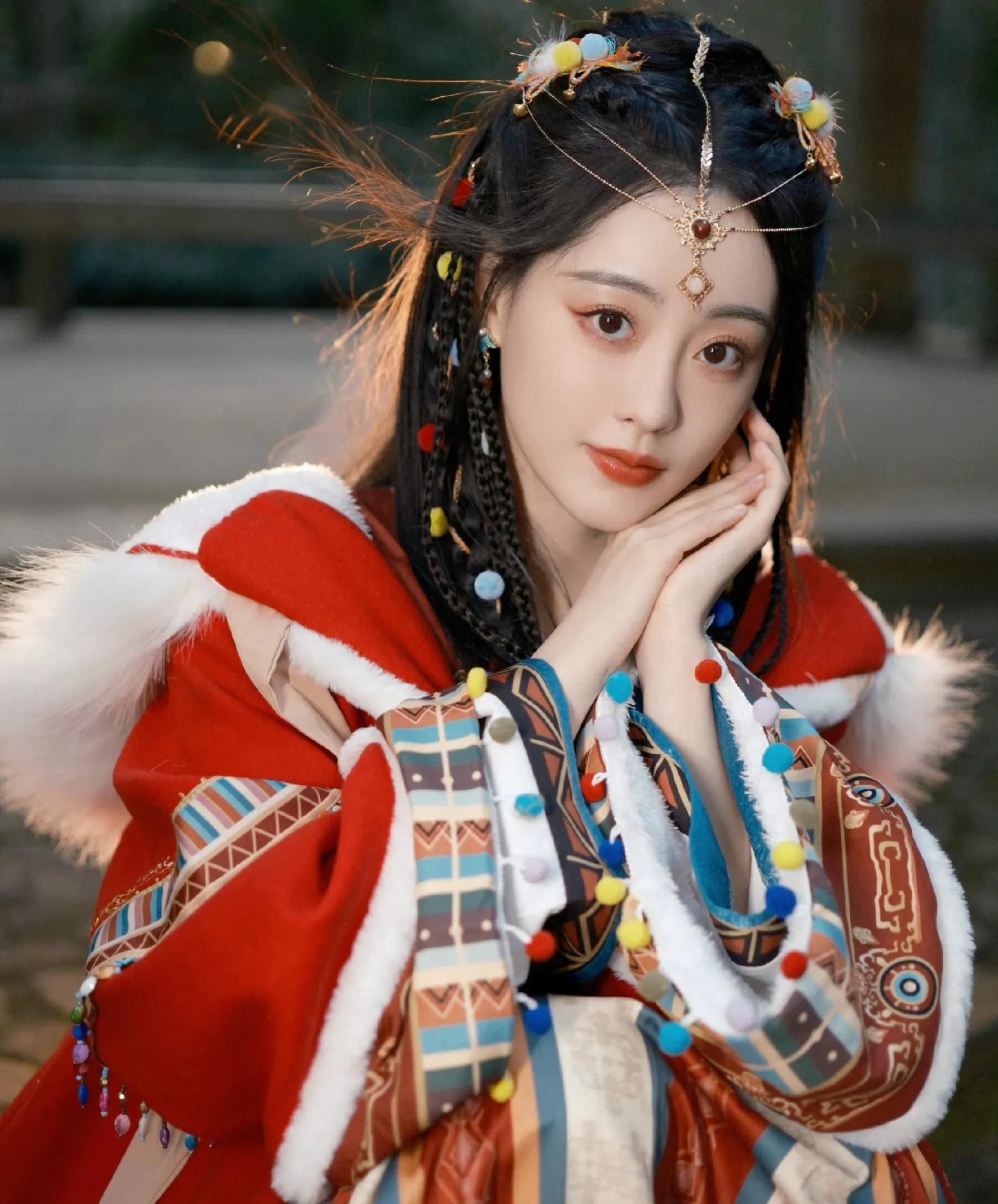 祝绪丹古风红斗篷写真,清纯可人,美艳动人!_高清图集_新浪网