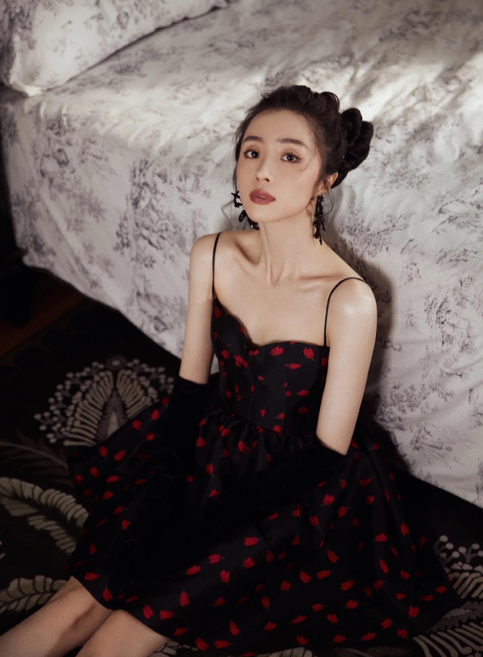 胡冰卿复古浮华写真,羊毛卷配绿色深v长裙,魅力可人!