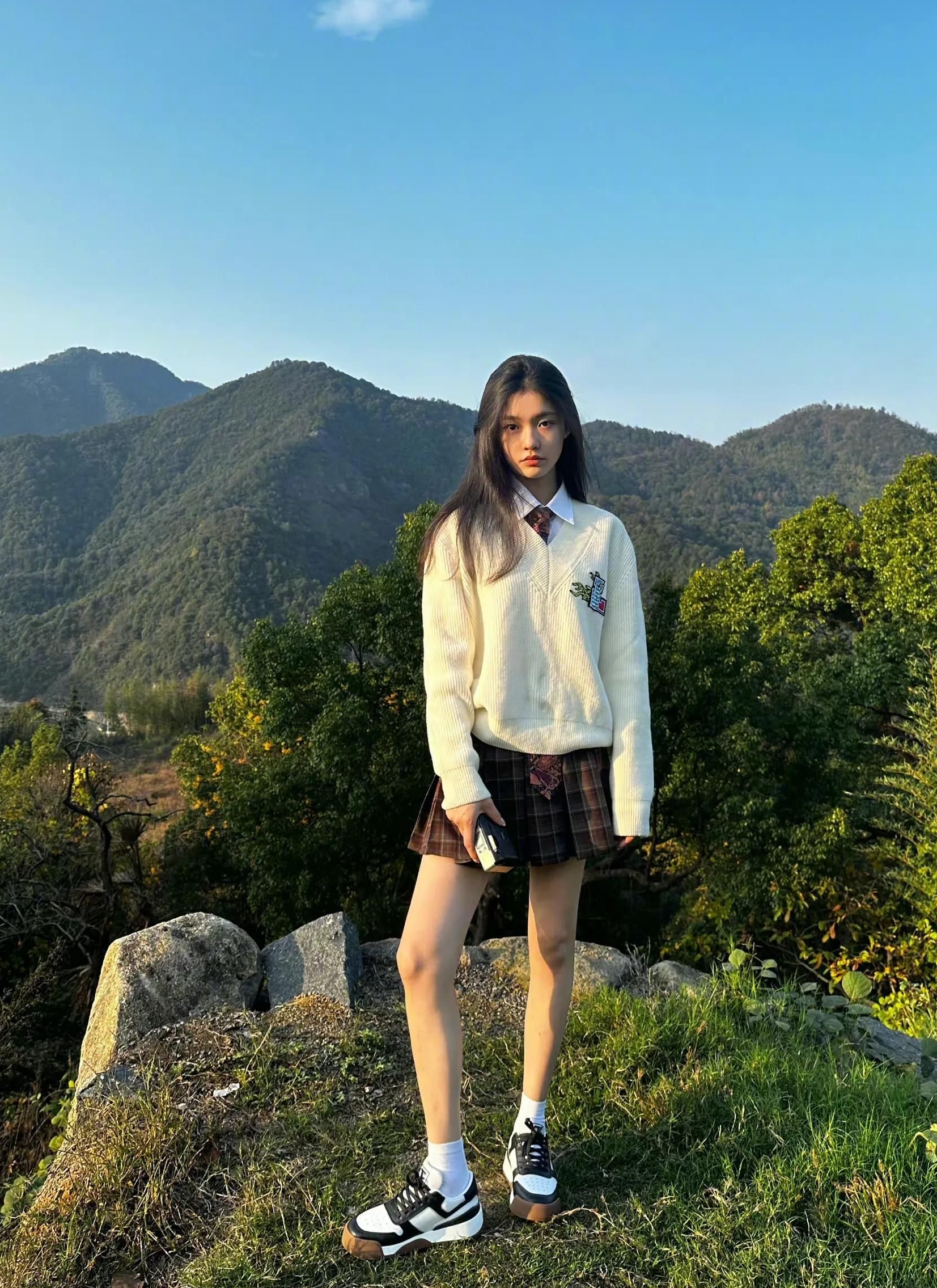 林允一身学院风穿搭灵动温柔清新灵动