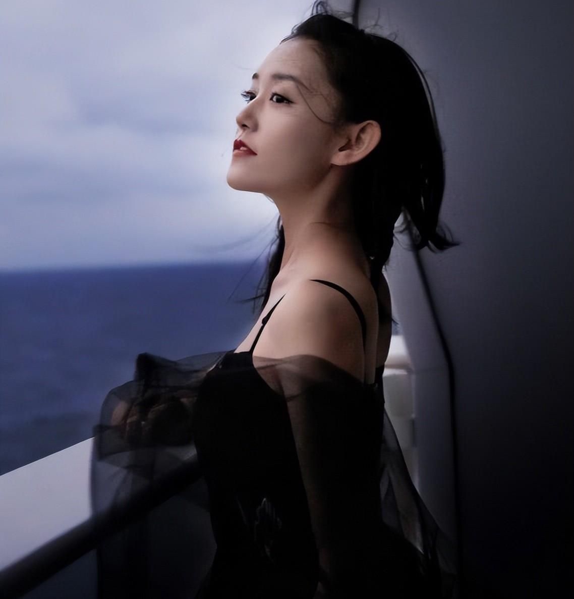 蒋依依娇艳写真,清纯甜美,灵动温柔!__财经头条