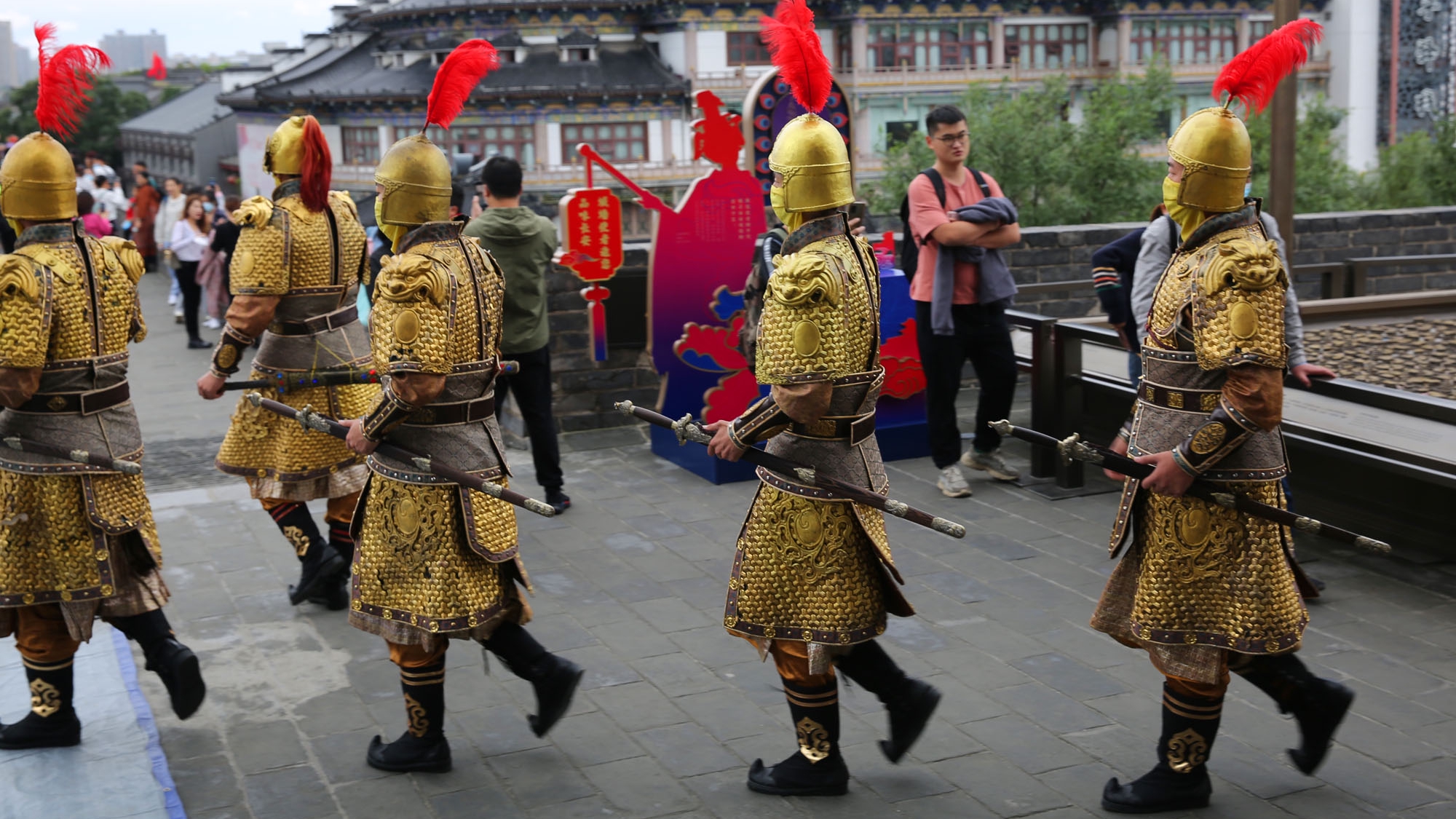国庆假期的西安城墙:穿古装游城墙,金甲武士巡游,尽