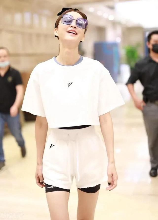 张歆艺瘦瘦的运动短款套装优雅可人