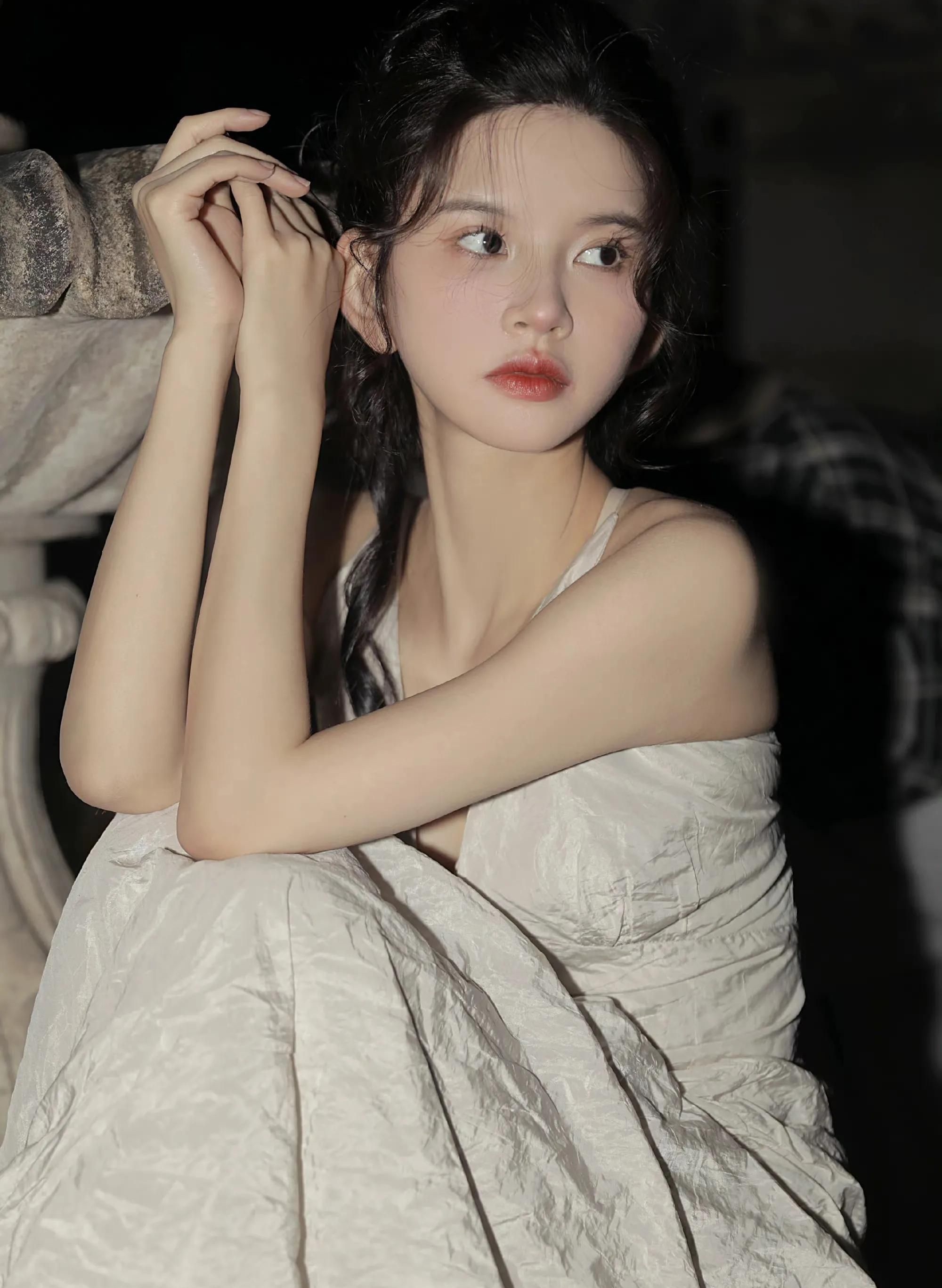 林思意眯着眼睛拍照,美丽动人,清纯可爱!_高清图集_新浪网