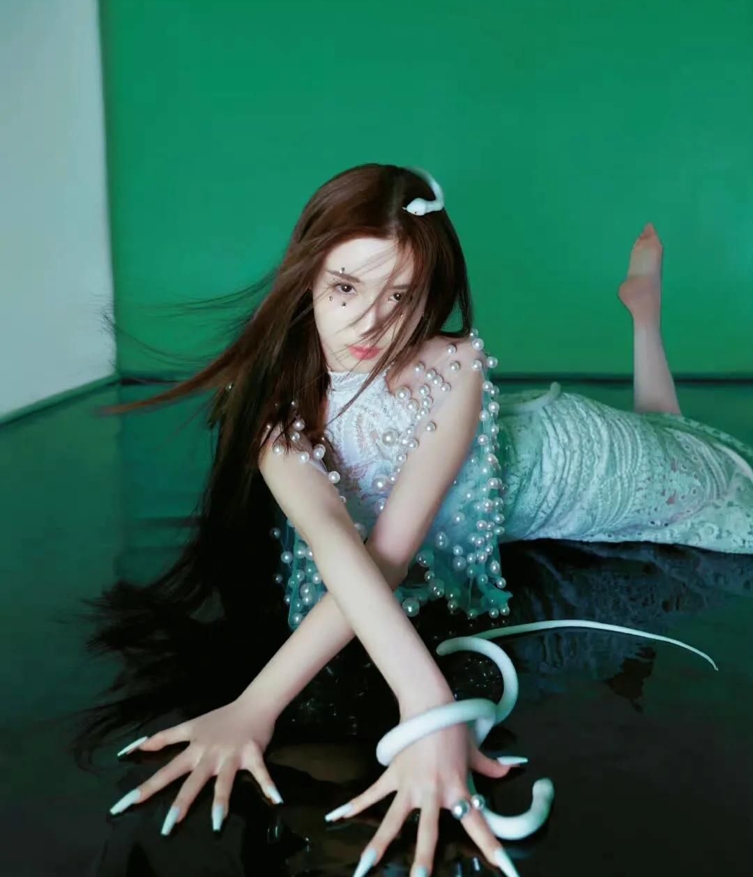 哈妮克孜高清冷艳时尚写真,惊艳迷人!__财经头条