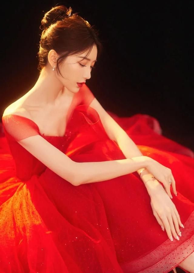 毛晓彤穿红纱裙明媚迷人楚楚动人