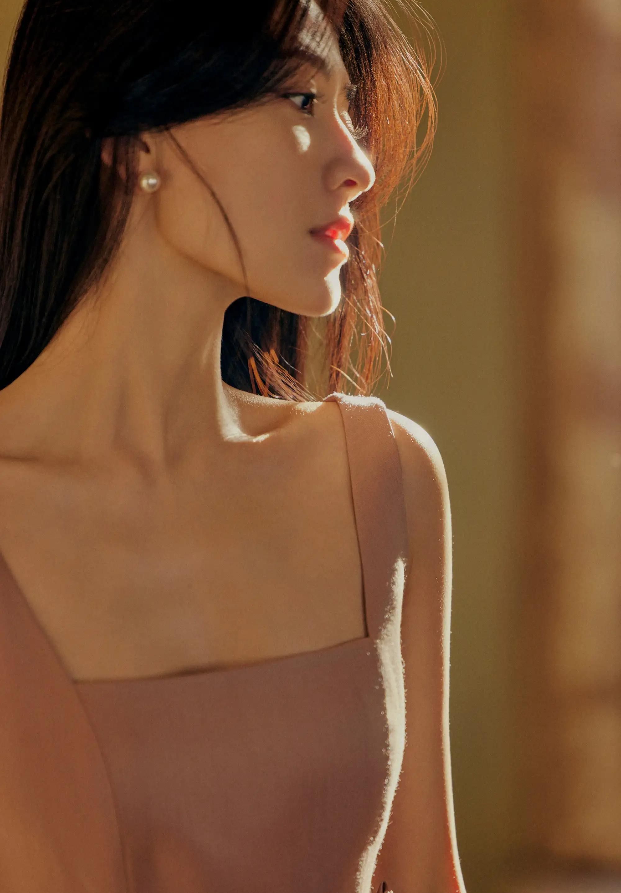 梁洁晒穿吊带抹胸裙,明艳动人,氛围感满满!