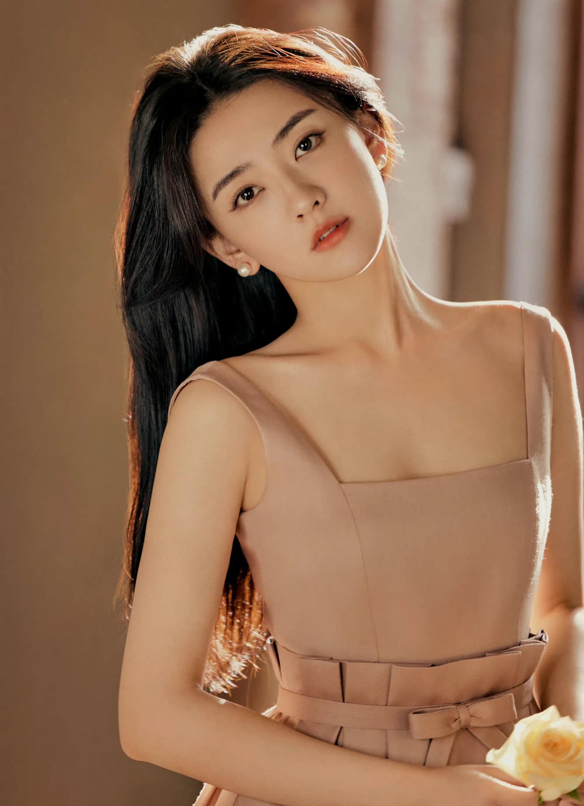 梁洁晒穿吊带抹胸裙,魅力可人,氛围感满满!__财经头条