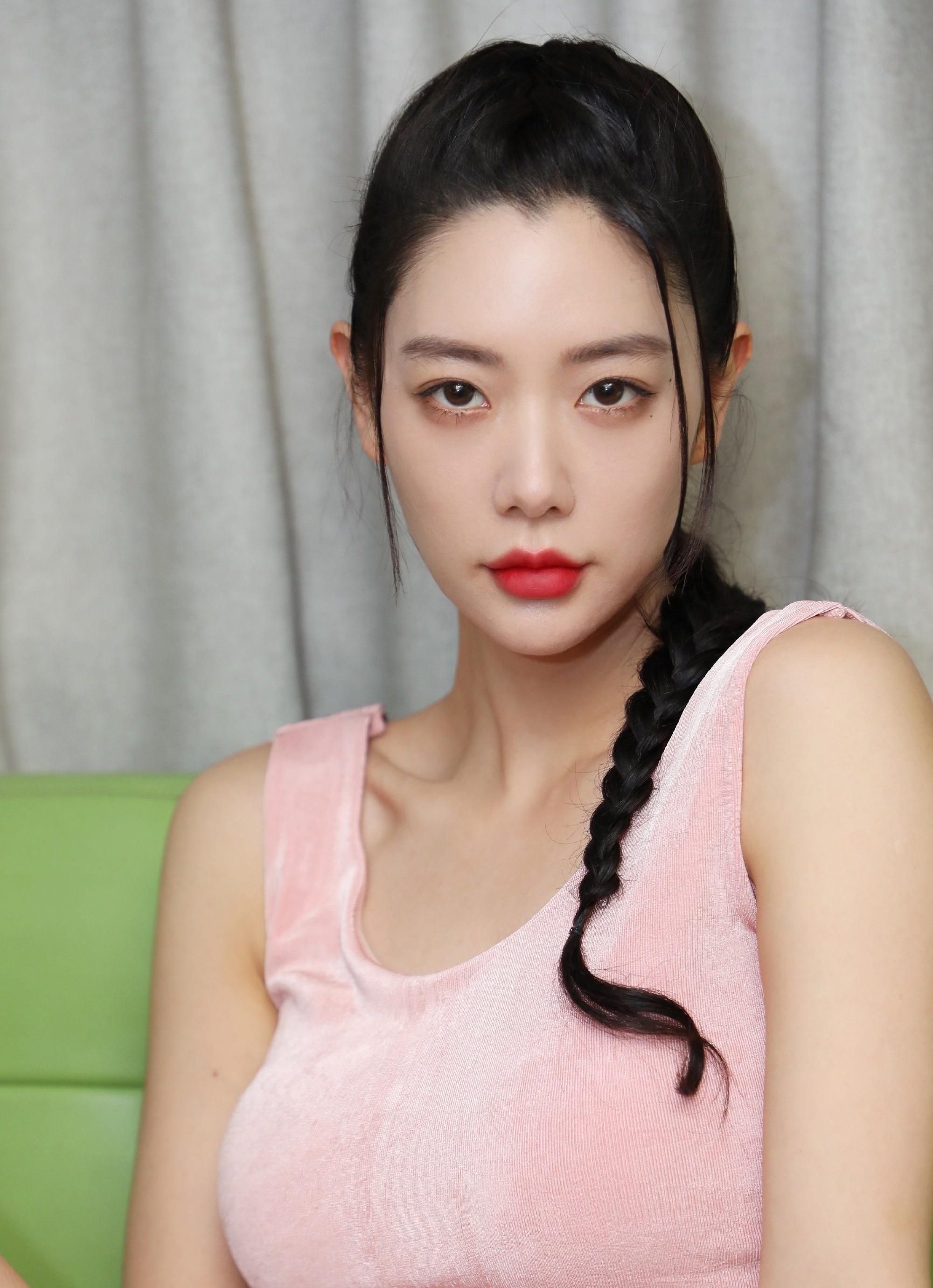 李成敏粉嫩甜美,皮肤白皙,优雅迷人!__财经头条