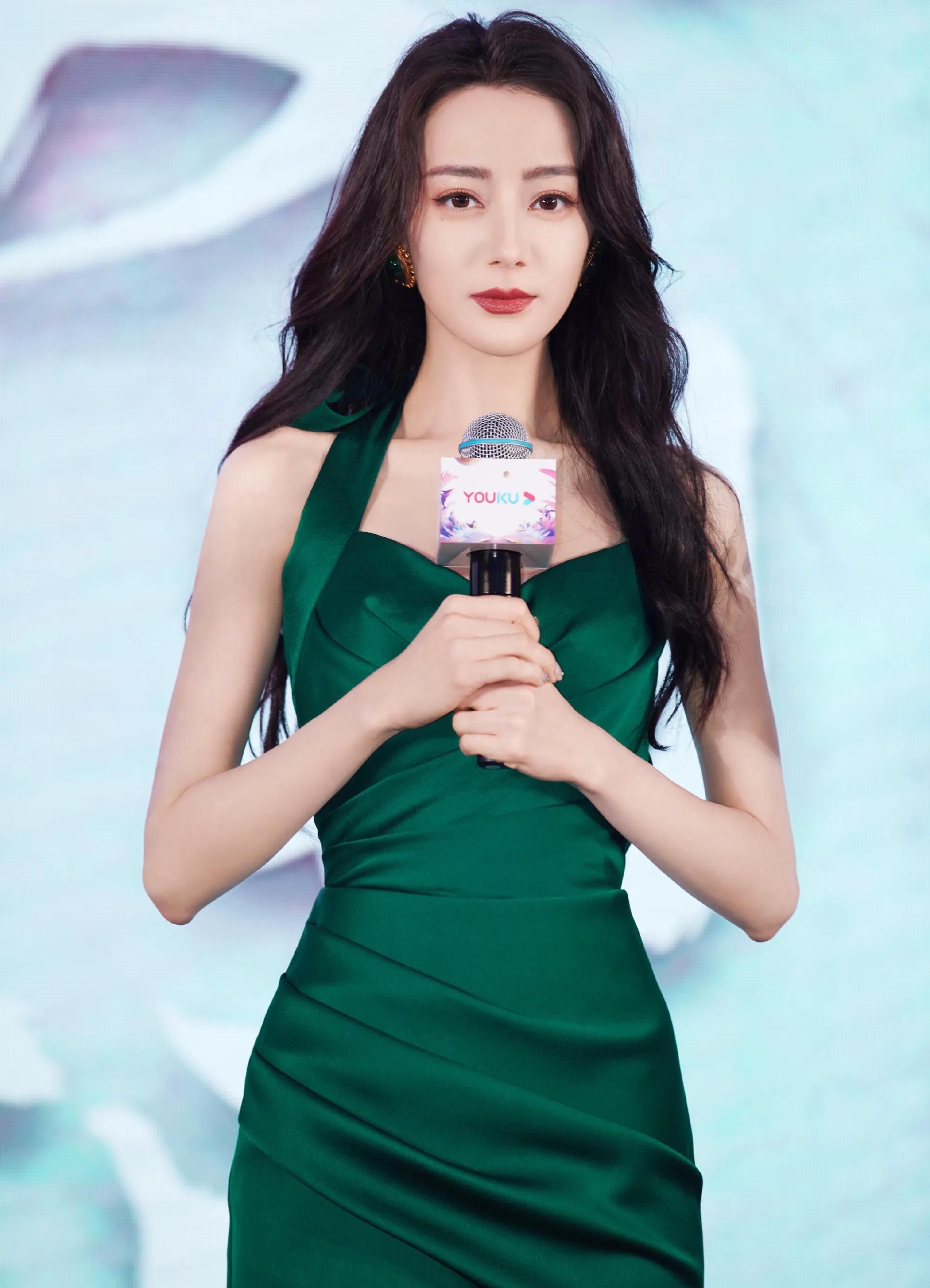 迪丽热巴墨绿色挂脖长裙造型,性感浓颜系美女,楚楚动人!__财经头条