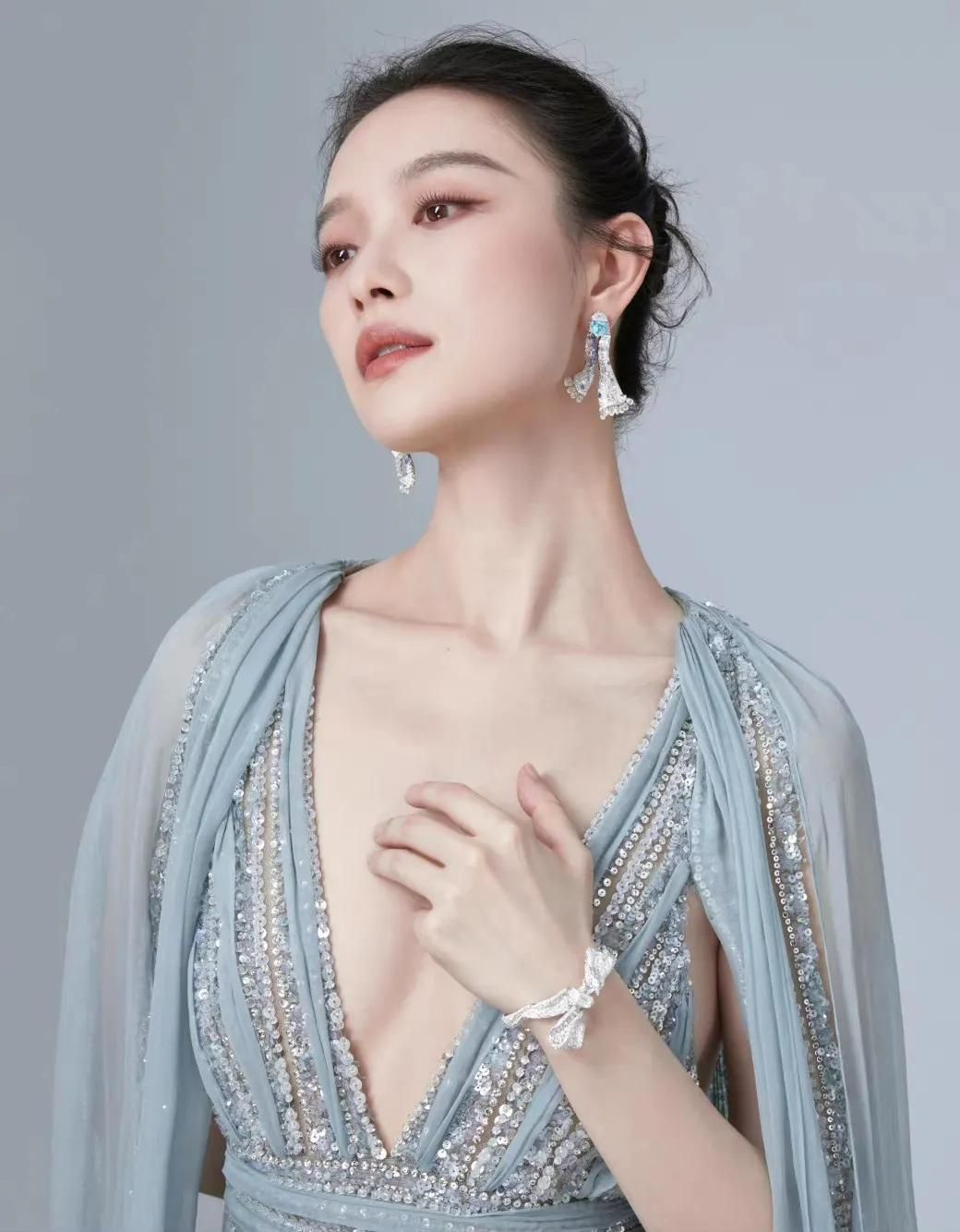 倪妮穿天青色深v披风亮片礼裙,大气美艳,明艳动人!_高清图集_新浪网