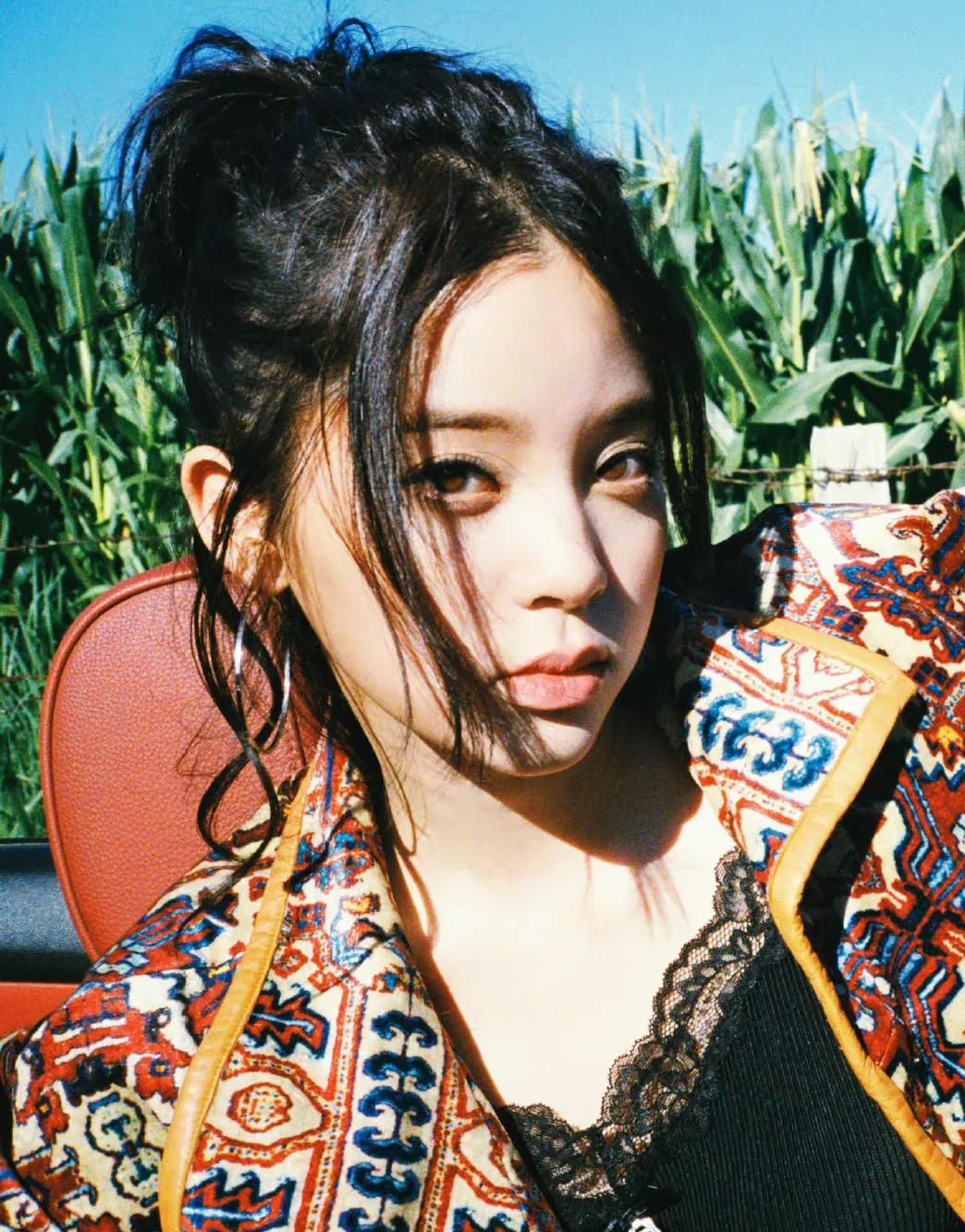 欧阳娜娜一身简单白t掩不住丰满好身材酷飒帅气明艳动人