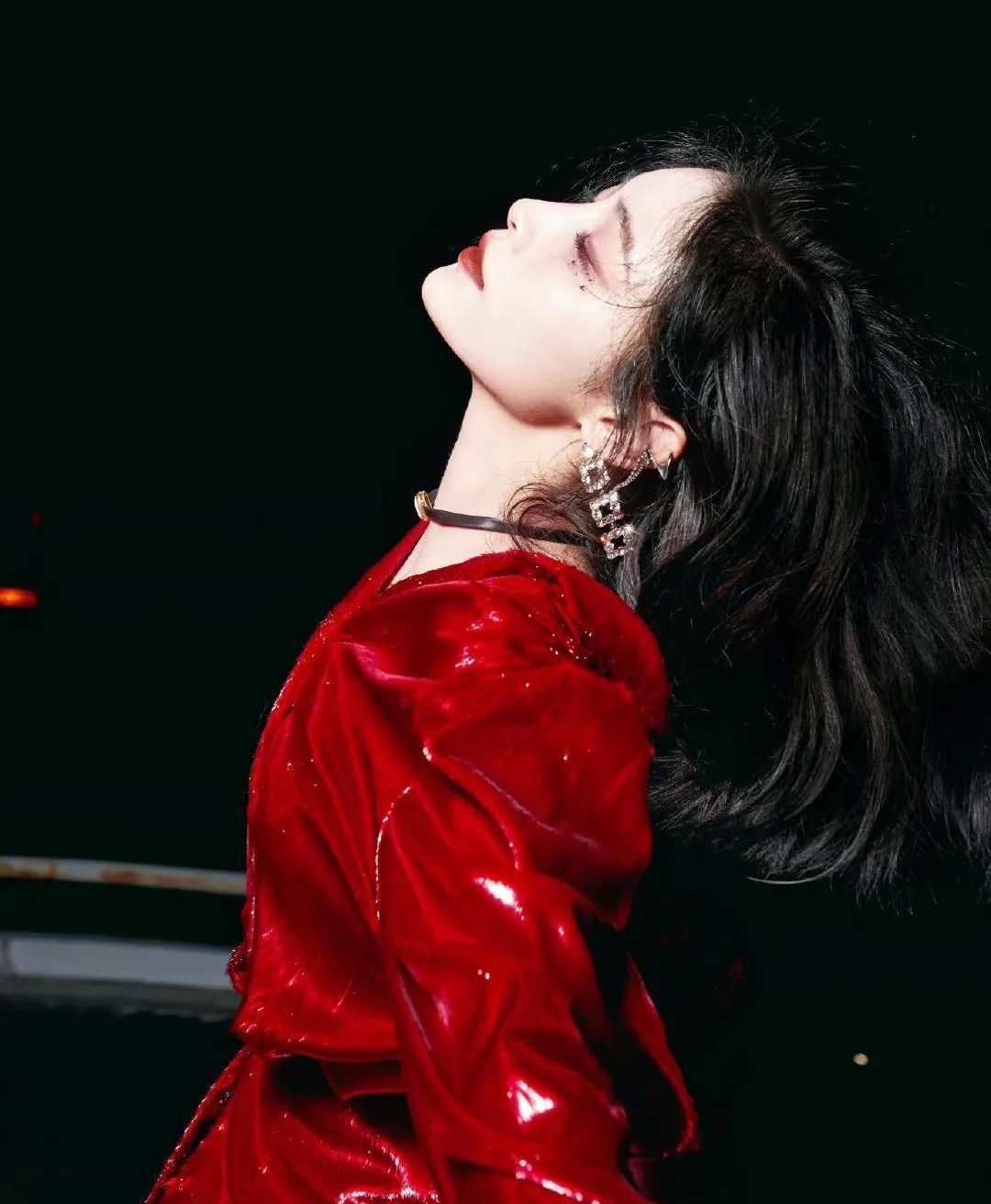 许佳琪穿红衣秀大长腿,美艳妩媚,又酷又飒!__财经头条