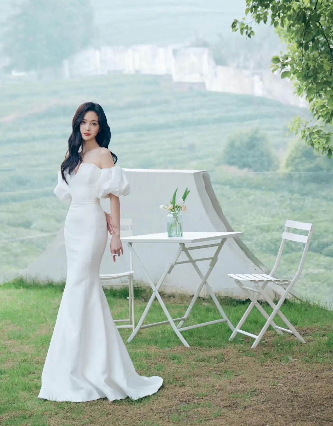 吴宣仪穿白色抹胸深v鱼尾裙勾勒曼妙身姿优雅迷人