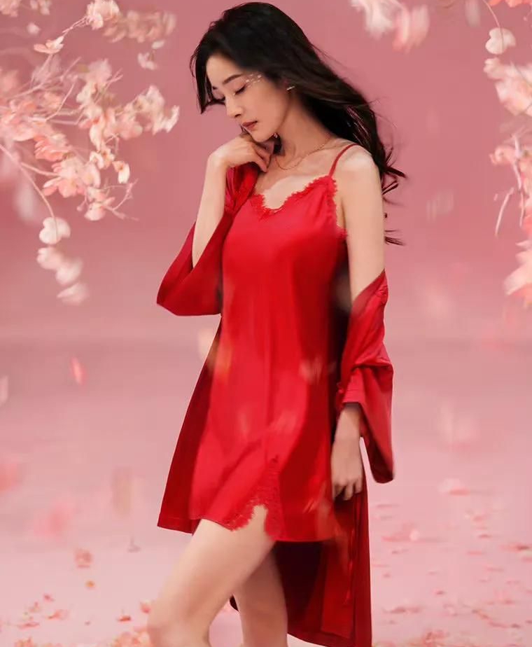 杨幂穿红色抹胸睡衣秀火辣身材,风情妩媚,明艳动人!_高清图集_新浪网