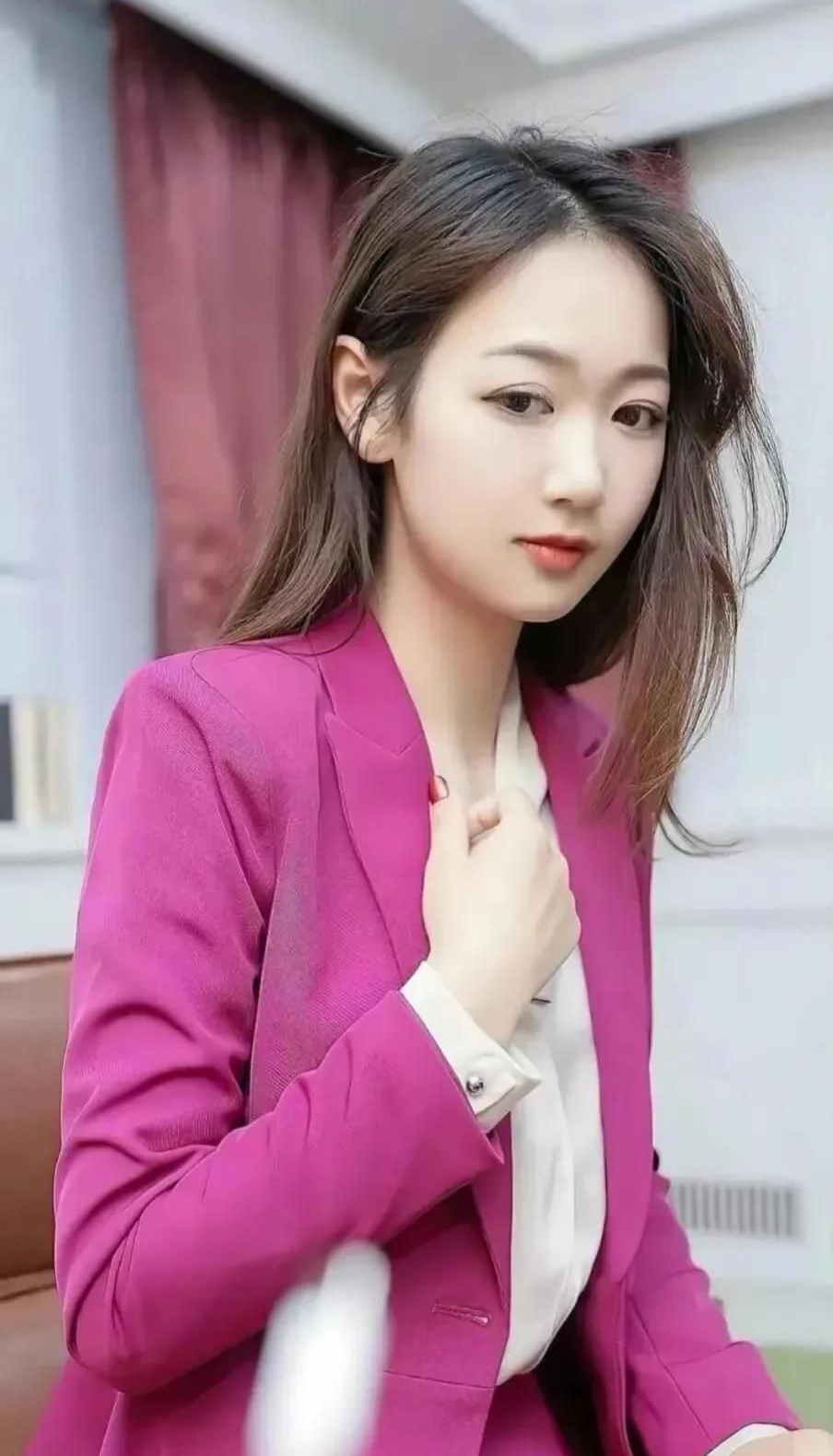 唐安琪:气质美女,优雅迷人写真照!__财经头条