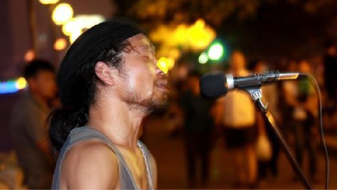 专业歌手都不敢这么唱,乞丐翻唱《西海情歌》,一开嗓催人泪下