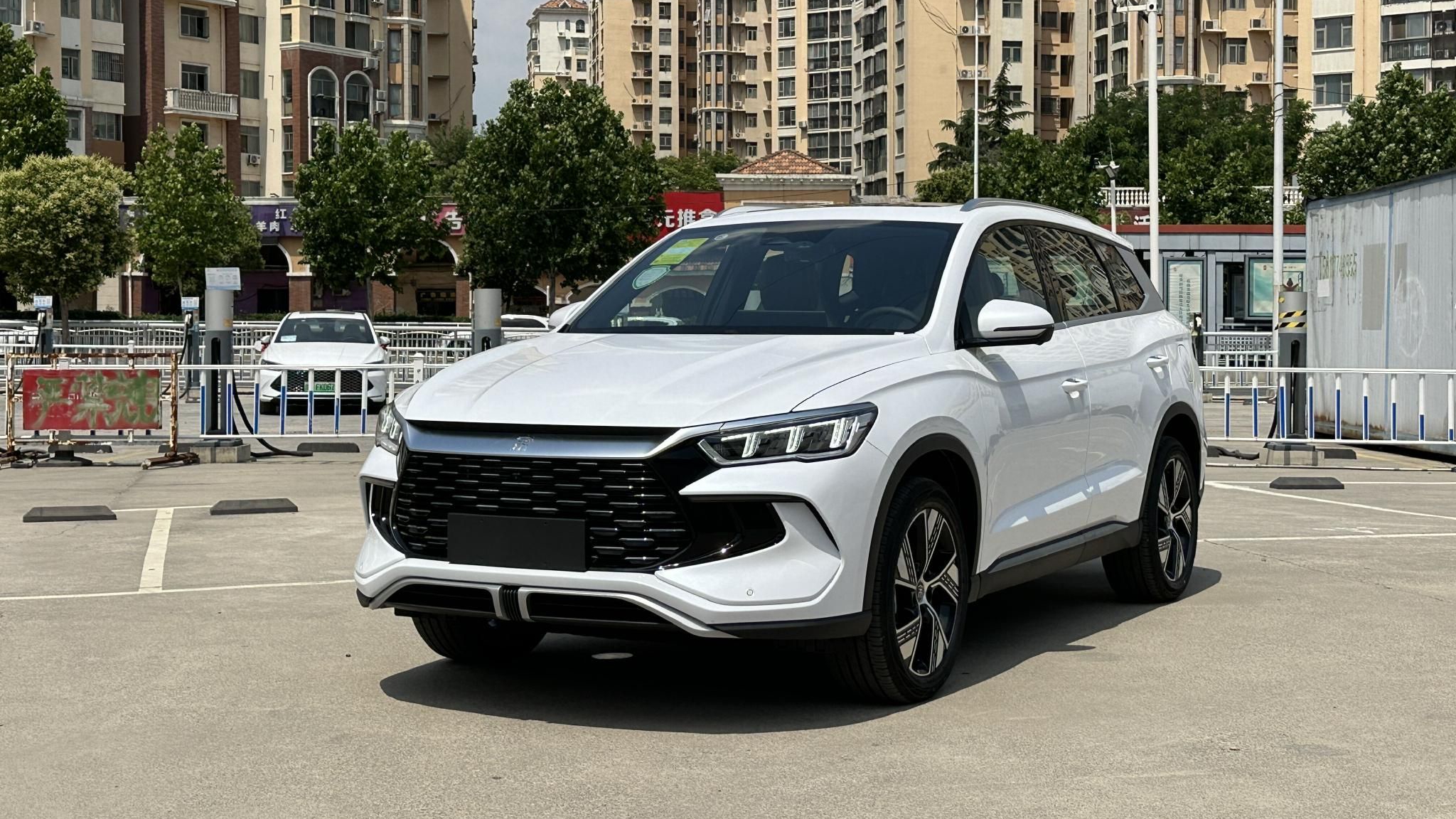 增配还降价,13.58万元起,比亚迪宋Pro DM-i冠军版正式上市|新车上市|汽车视频|新能源_新浪新闻