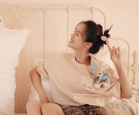 安悦溪短裙美腿,美丽可爱!__财经头条