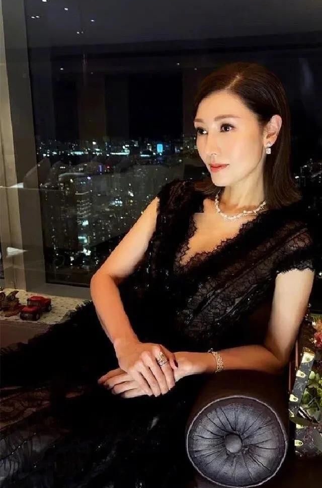 李嘉欣高清淡雅时尚写真,时尚俏丽!__财经头条
