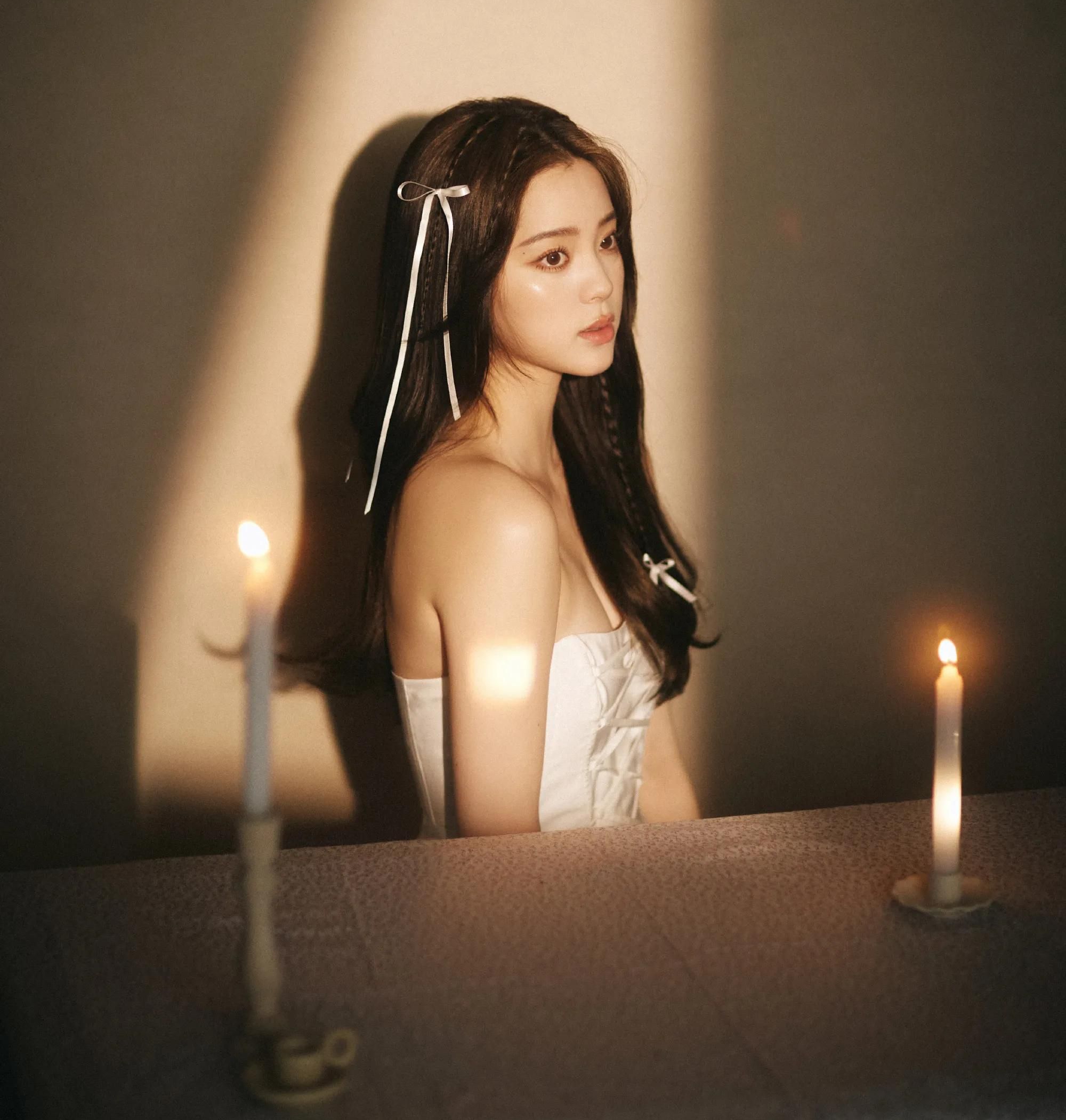 欧阳娜娜穿白色抹胸裙,香肩半露,楚楚动人!__财经头条