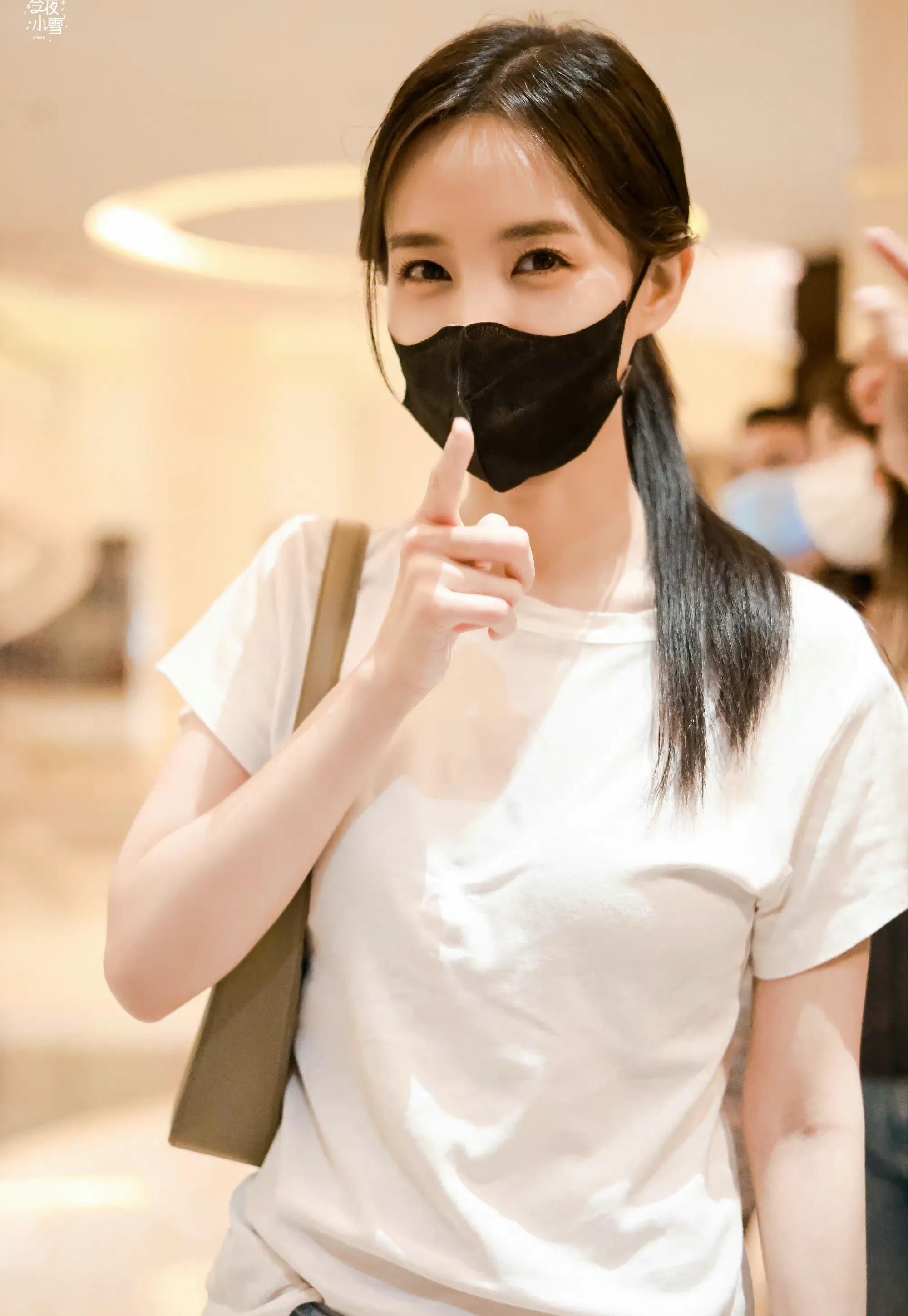 李一桐戴着口罩微笑,肤白貌美,可爱迷人!__财经头条