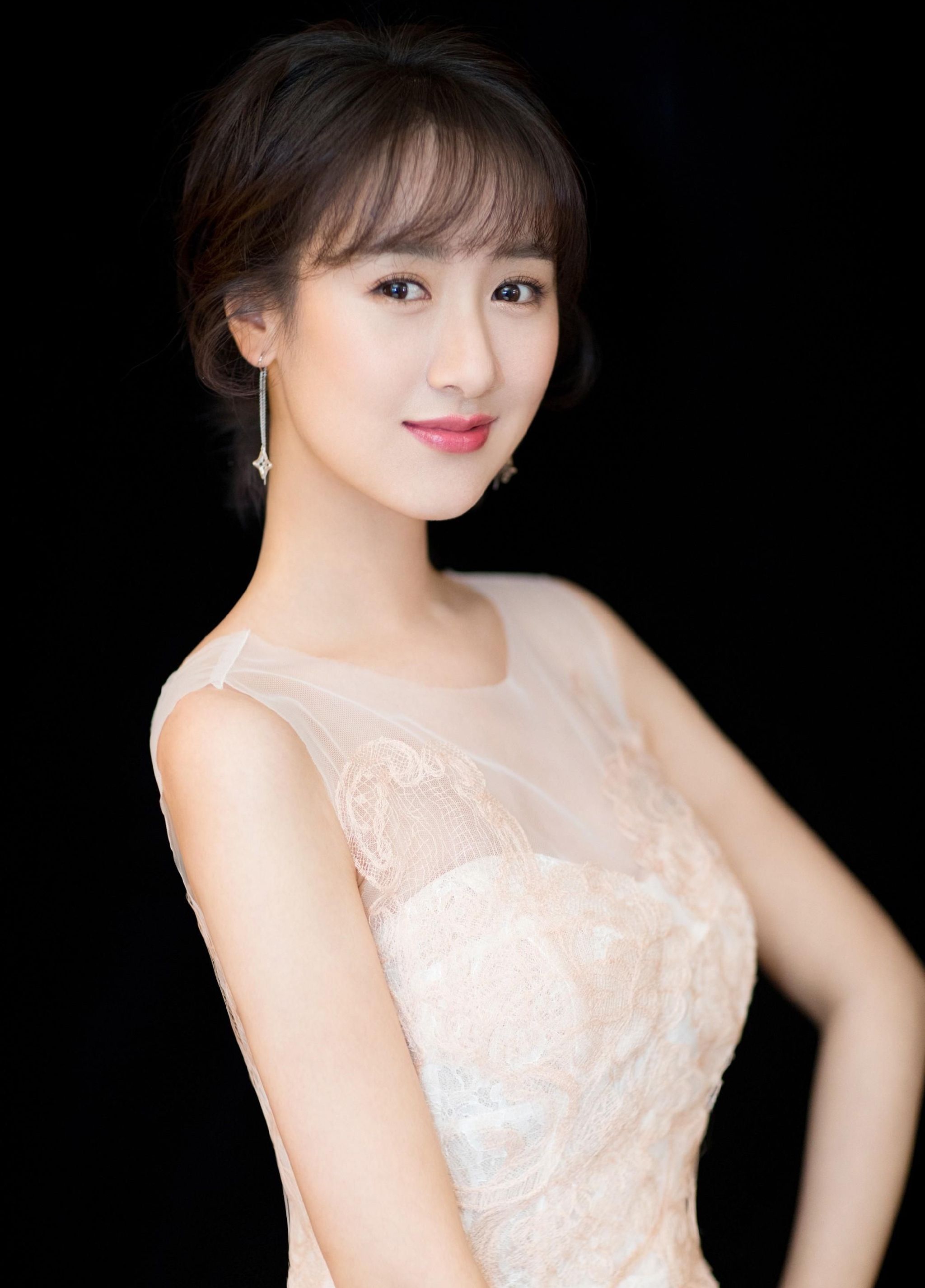 清纯甜美的袁冰妍灵动优雅楚楚动人