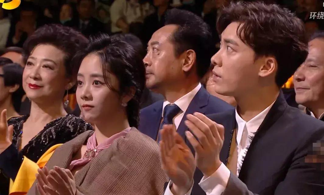 坐谭松韵旁边的李易峰肤色呈现了明显的对比,不过虽然黑了点,但整体