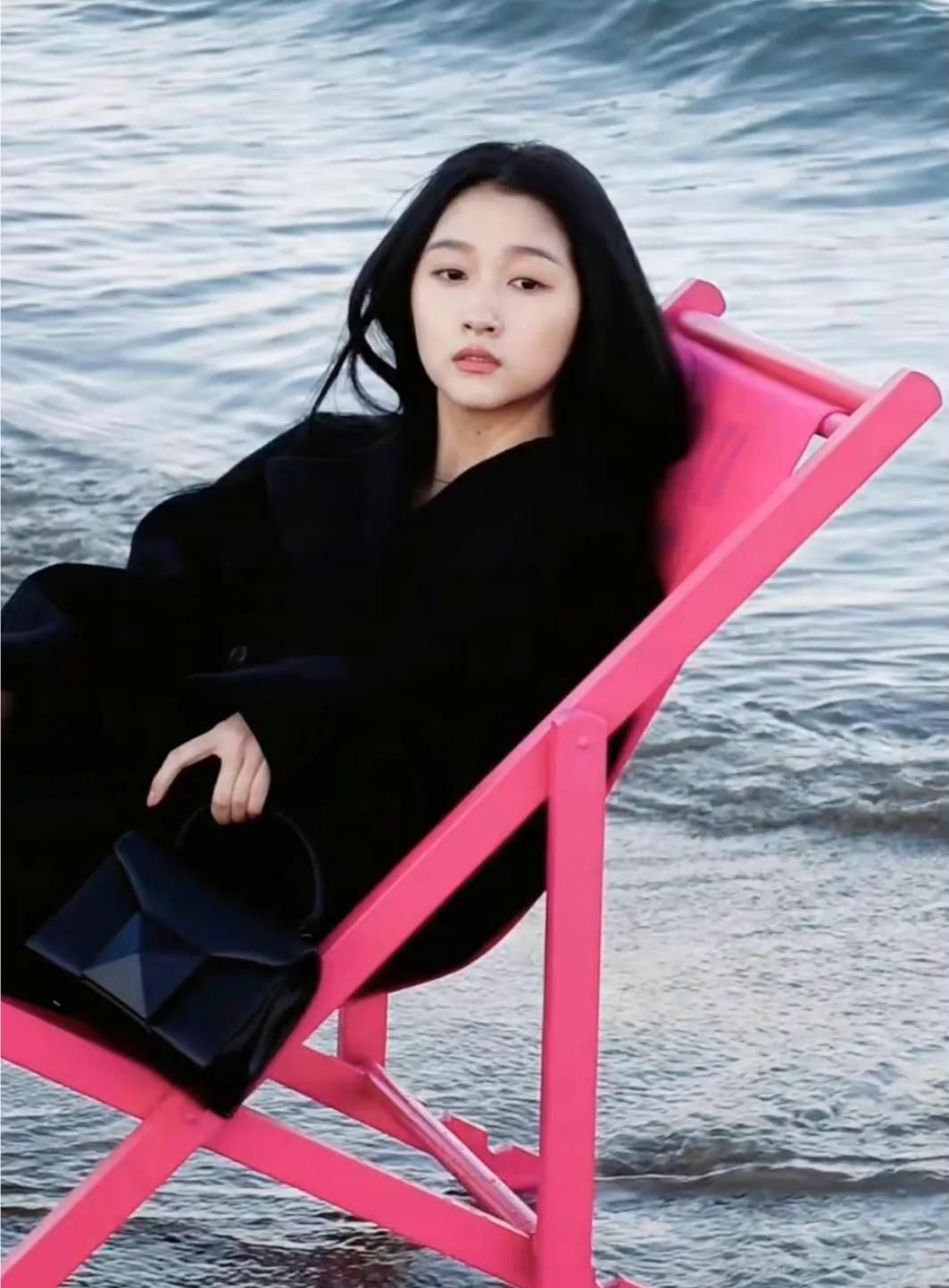 关晓彤海边美照,浓颜冷美人,楚楚动人!__财经头条