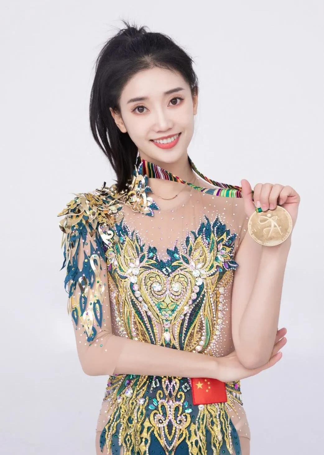 舒思瑶高贵冷艳可爱写真,美艳动人!__财经头条