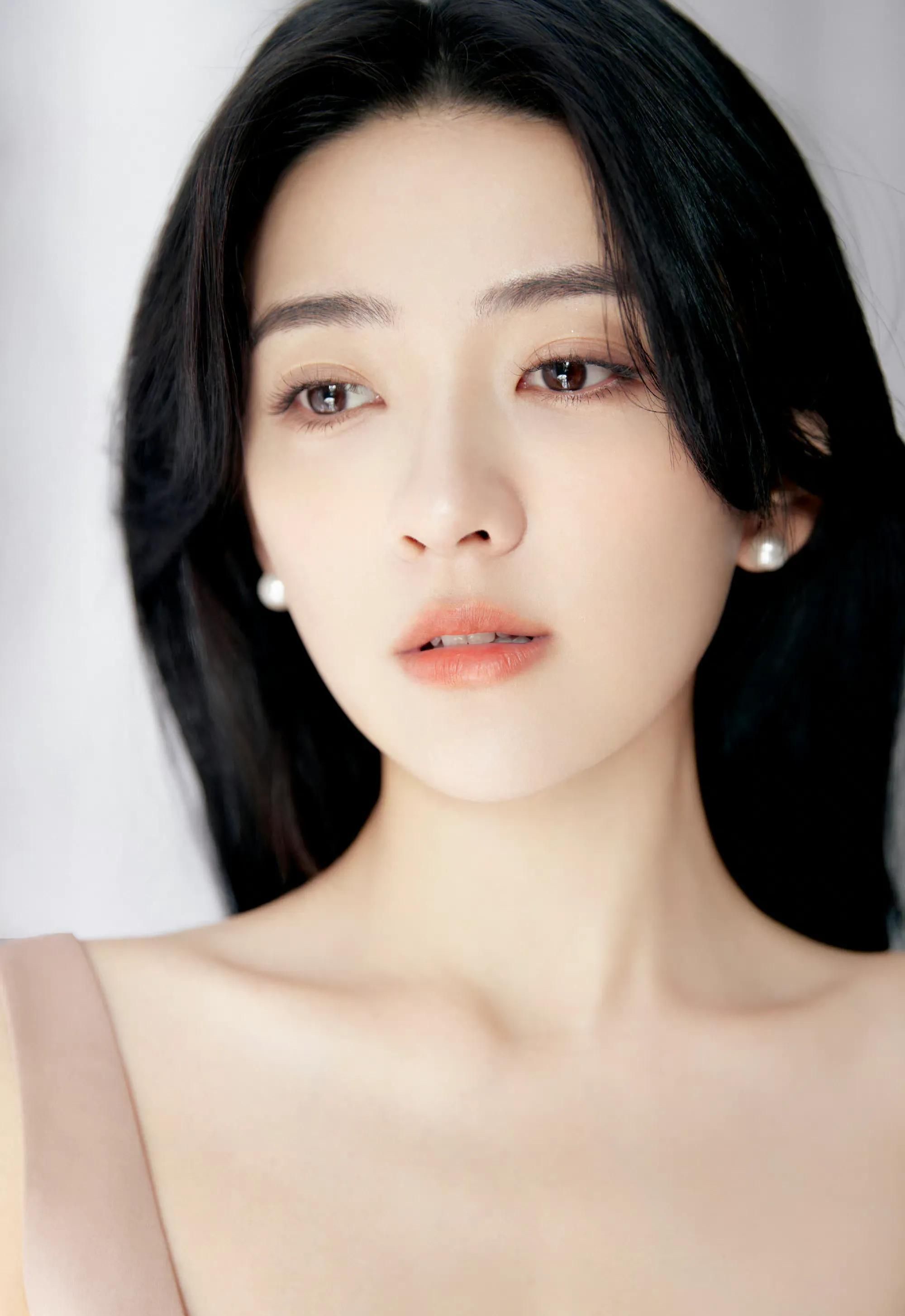 梁洁晒穿吊带抹胸裙,魅力可人,氛围感满满!