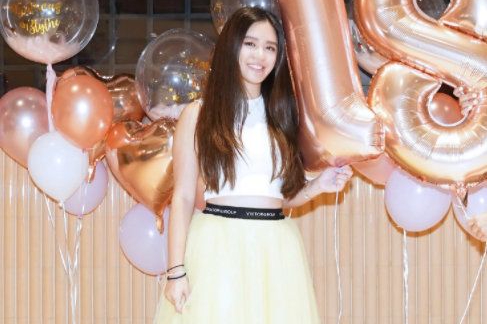 钟镇涛夫妇为爱女办派对庆生，18岁钟懿超高颜值曝光|钟懿|钟镇涛|爱女_新浪新闻