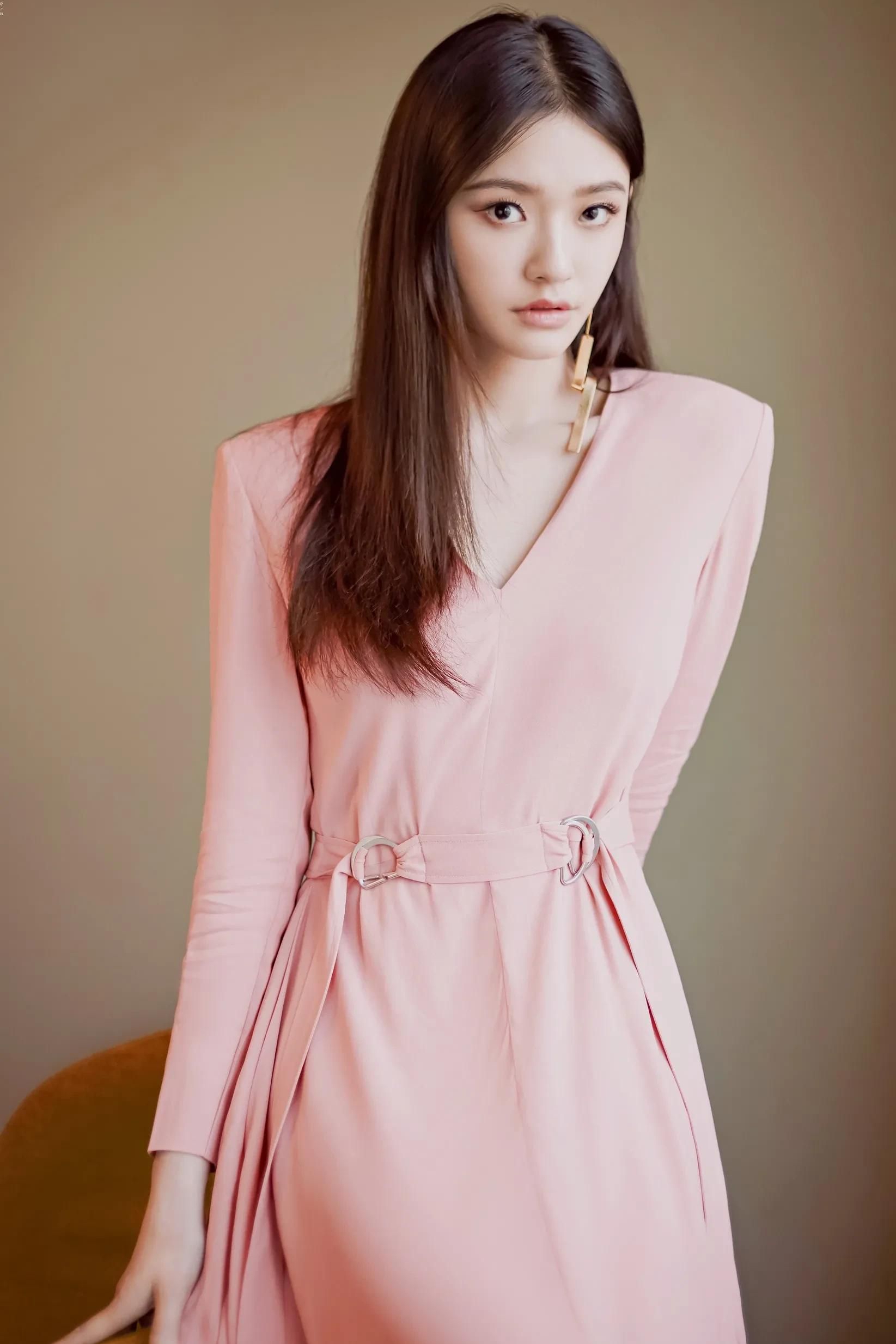 气质女神林允,美艳动人!__财经头条